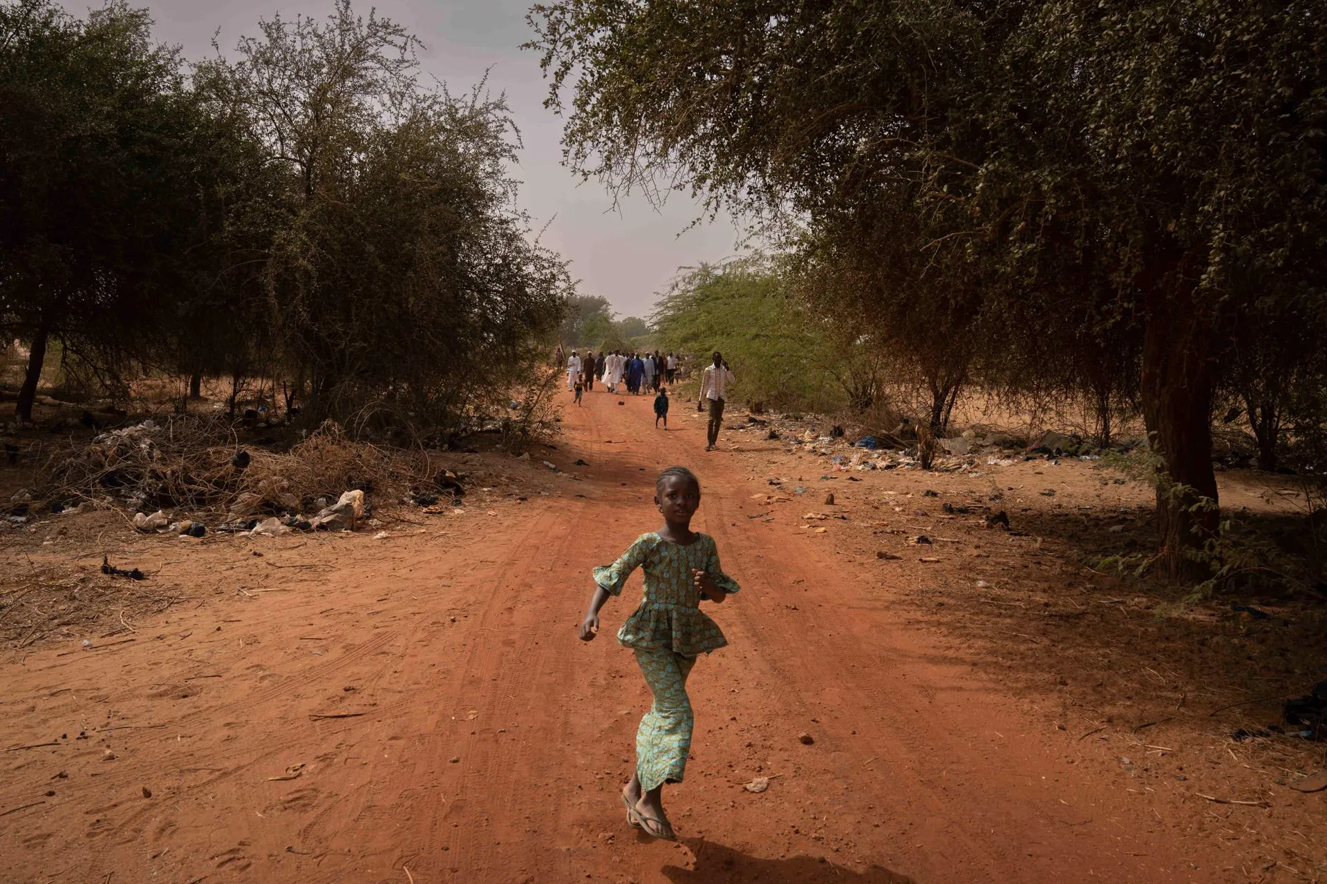 Проселочная дорога около населенного пункта в Нигере. Фото: David Zorrakino / Keystone Press Agency