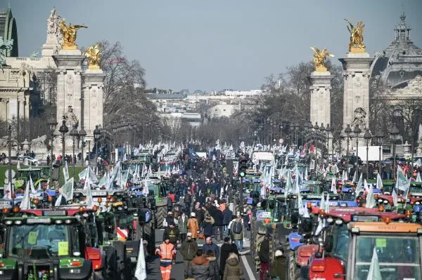 Участники акции протеста в Париже против экологических мер правительства
