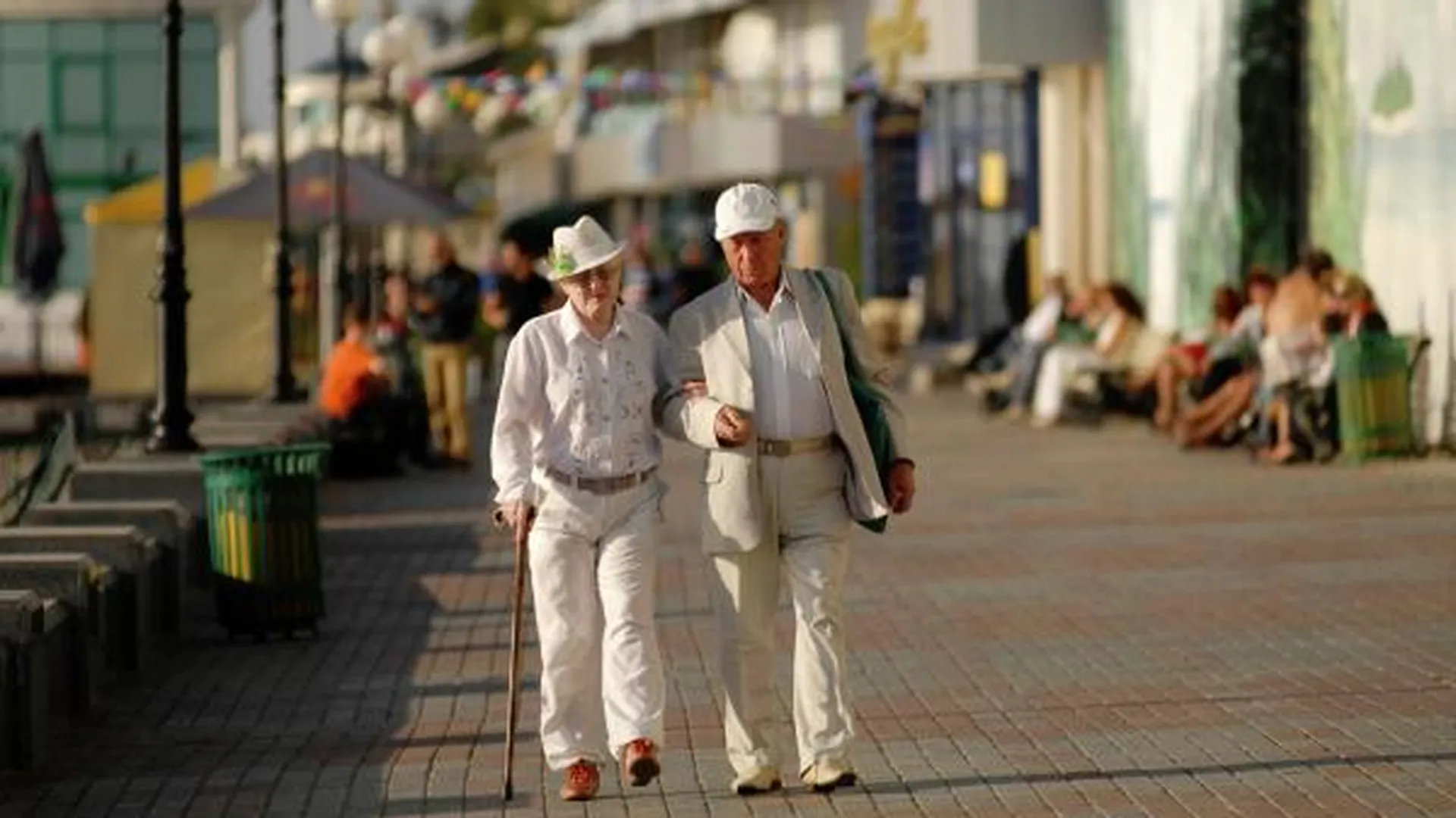 Пожилая пара прогуливается по набережной Сочи