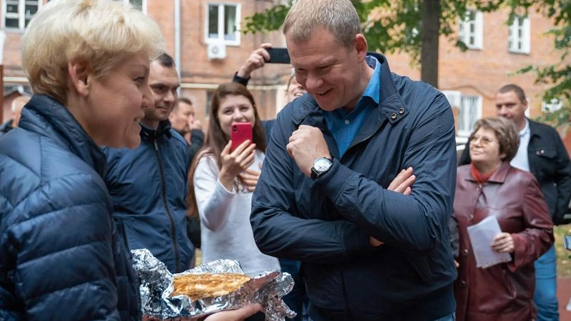 Жители Видного вручили в благодарность за благоустройство Валерию Венцалю торт