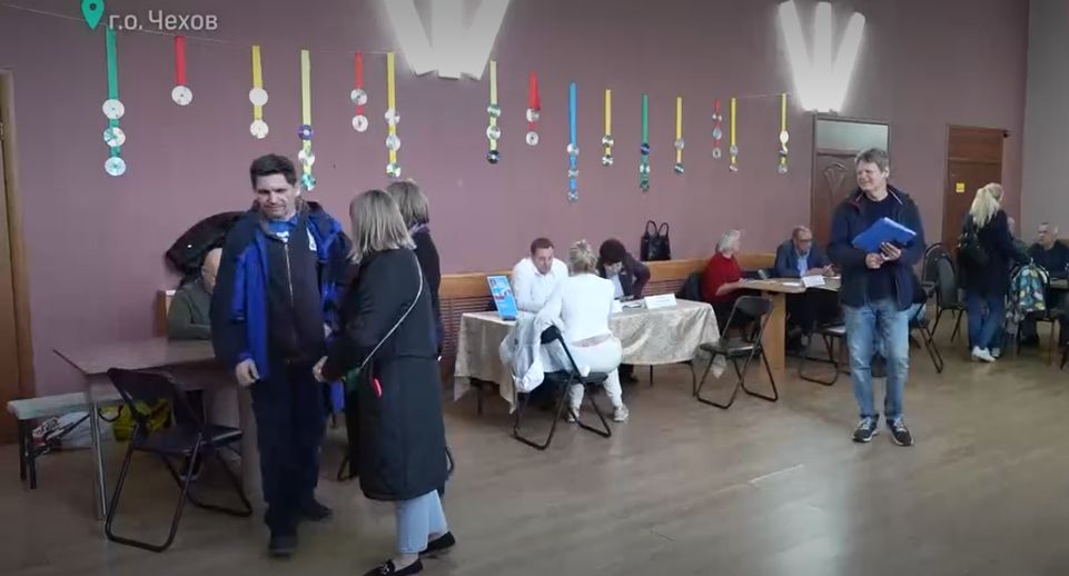 Около 100 вопросов жителей решили на выездной встрече в Шарапове