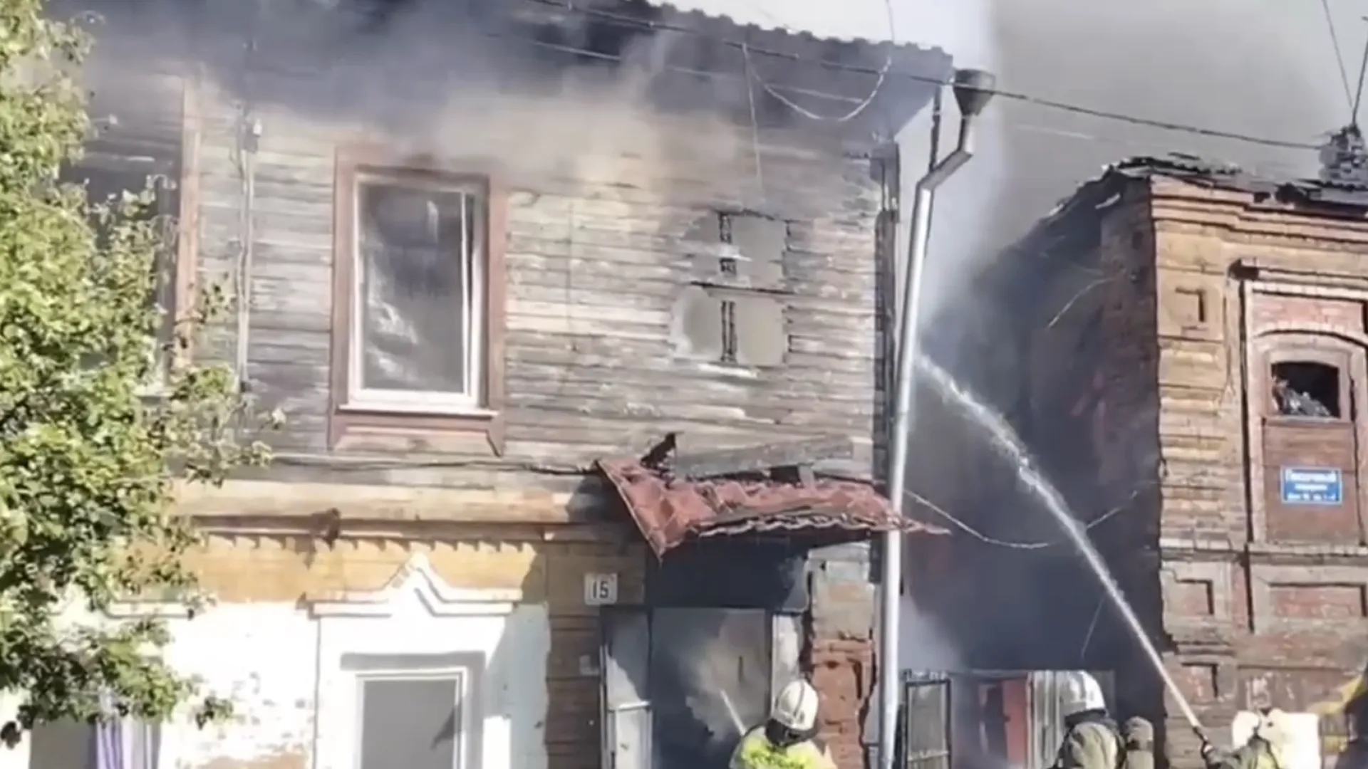Два дома старой постройки загорелись в Самаре