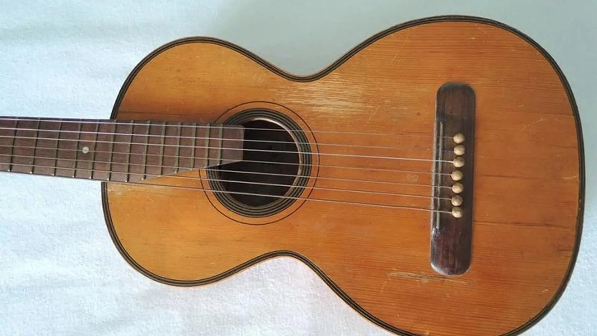 Раритетную гитару, сделанную руками прославленного мастера в середине XIX века, продают в Истре