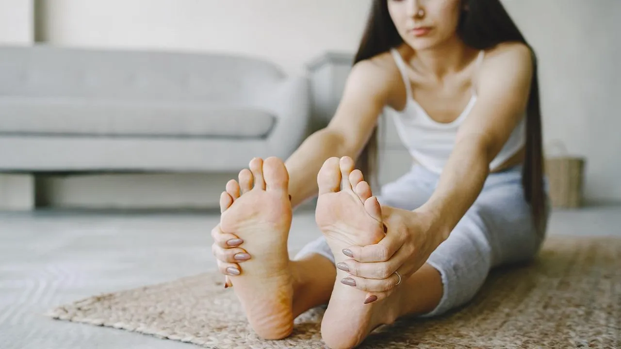 Вода и уксус — дерматолог поделилась простым рецептом целебной ванны для ног