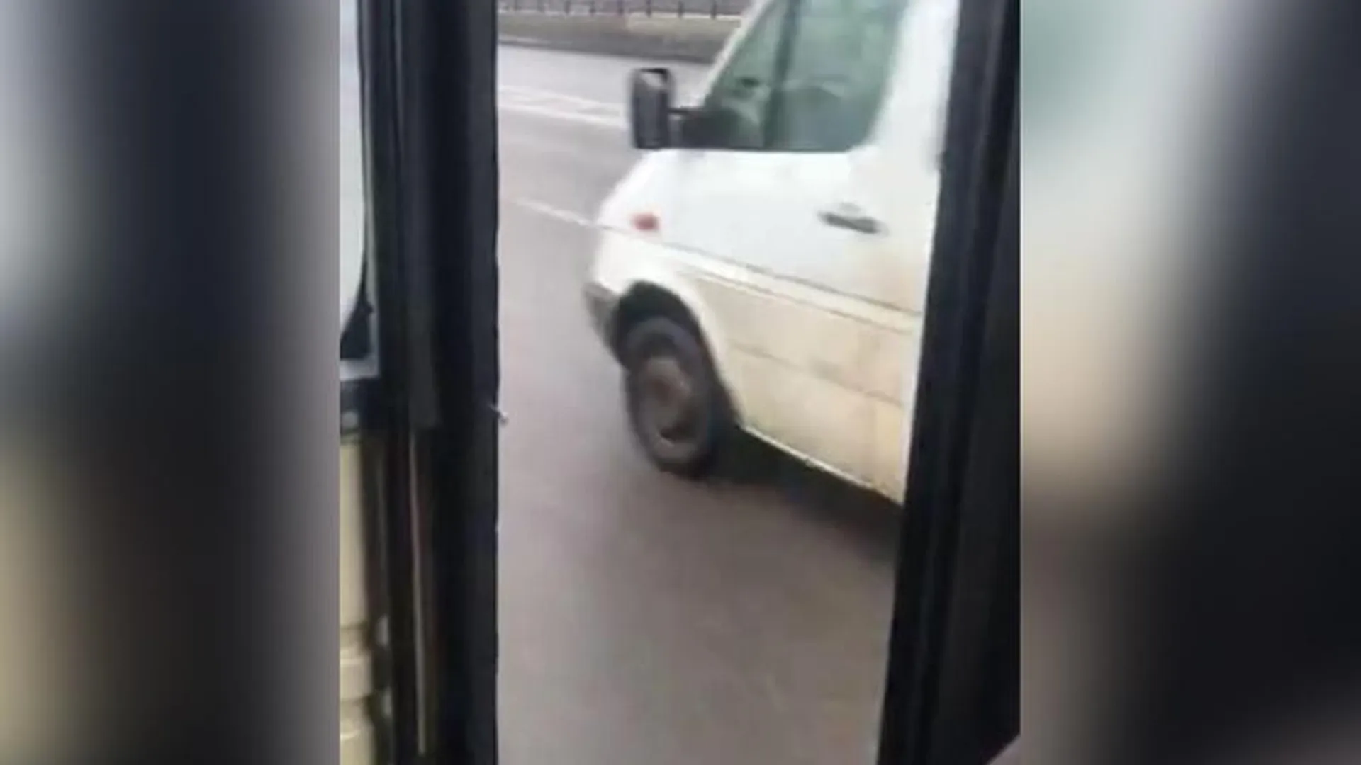 Дверь автобуса Люберцы – Выхино разломалась во время рейса