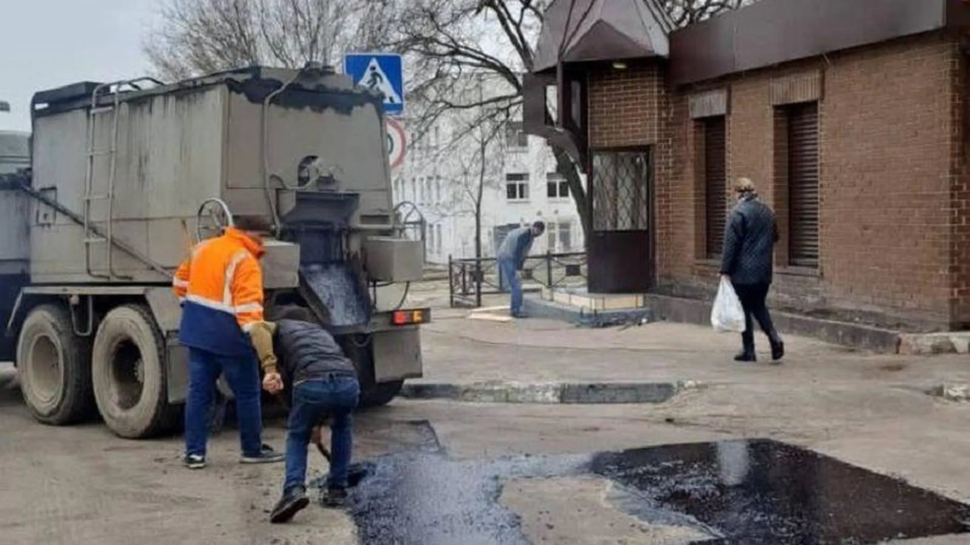 Более 90 ям устранили на дорогах Дзержинского с начала года