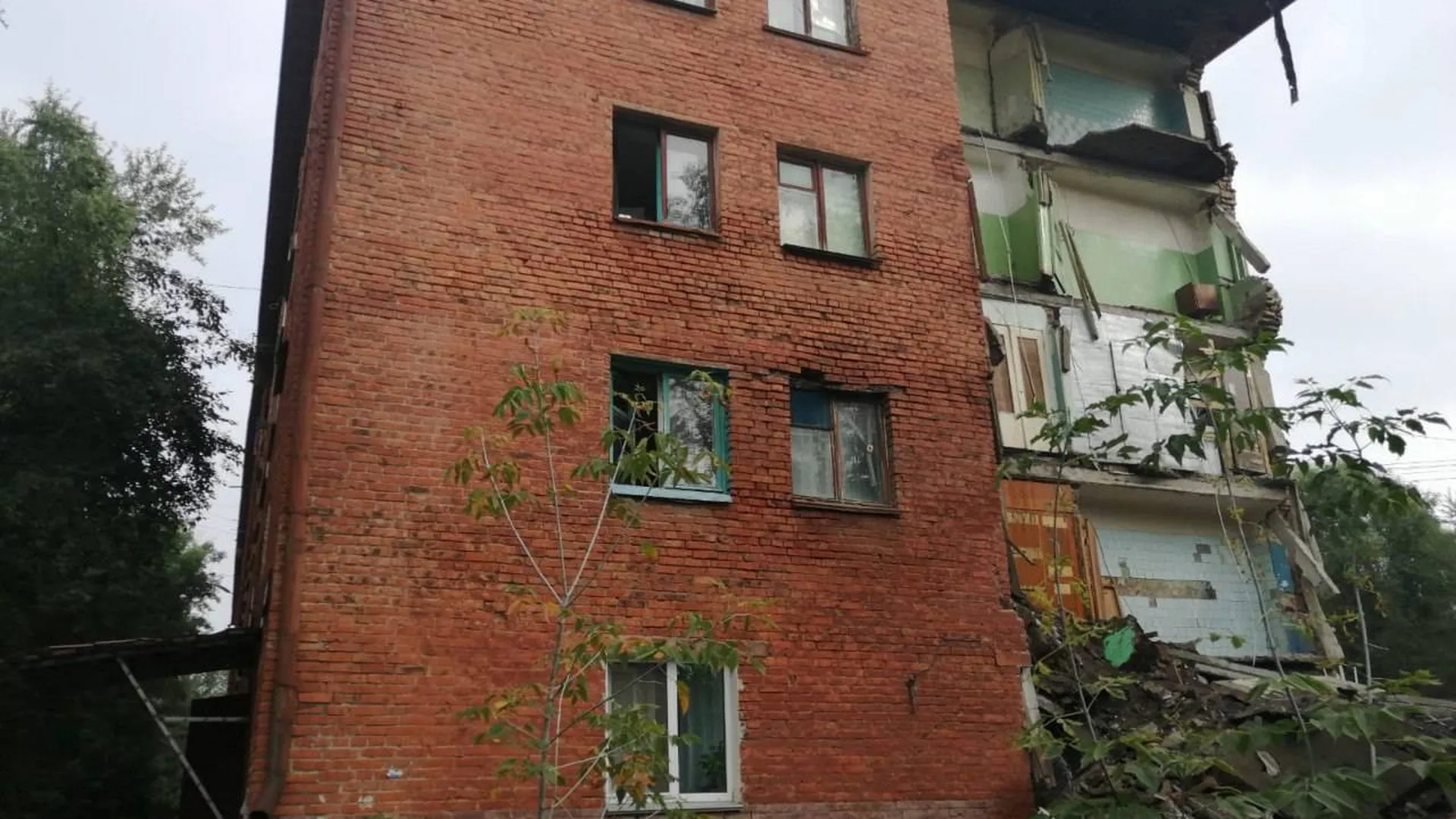 Спасатели начали разбор завалов обрушенной стены дома в Омске. Видео