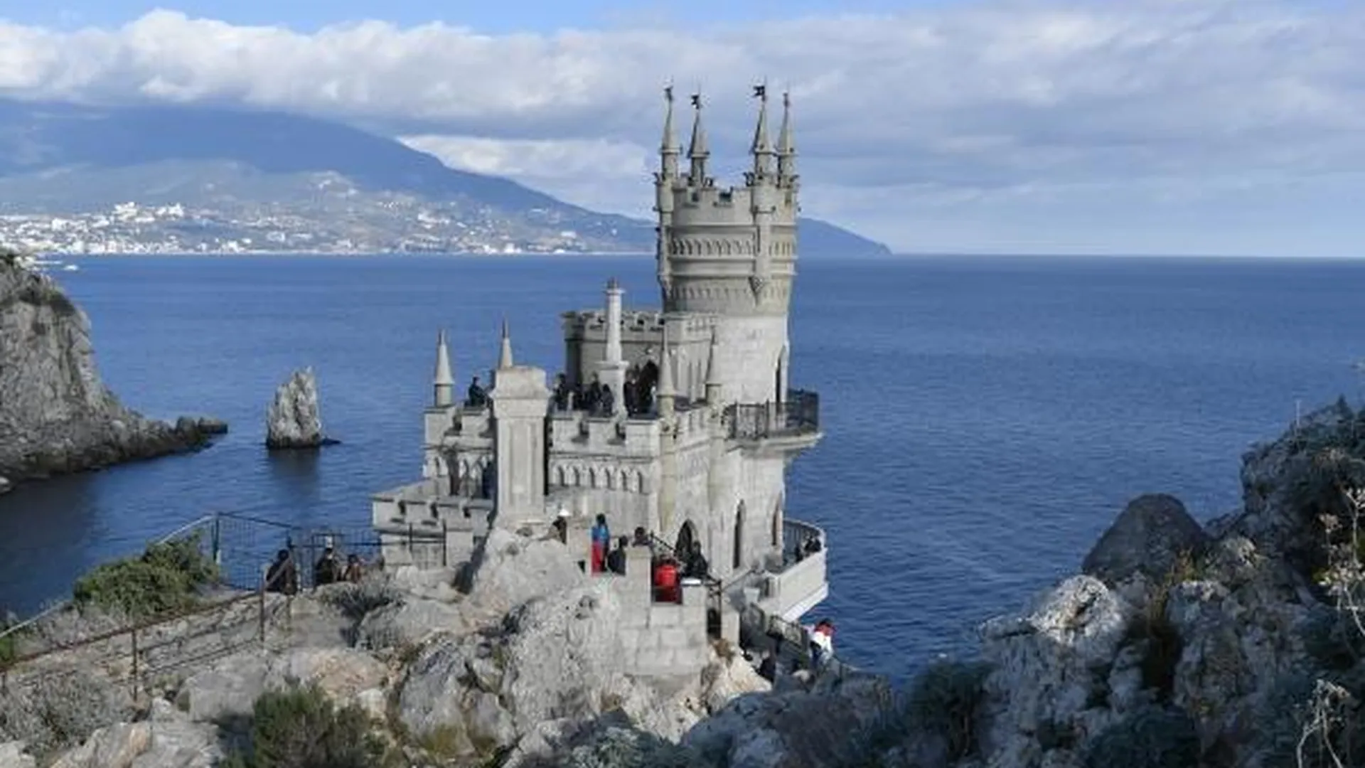 В АТОР объяснили способы компенсации туристам времени ожидания в пробке перед Крымским мостом