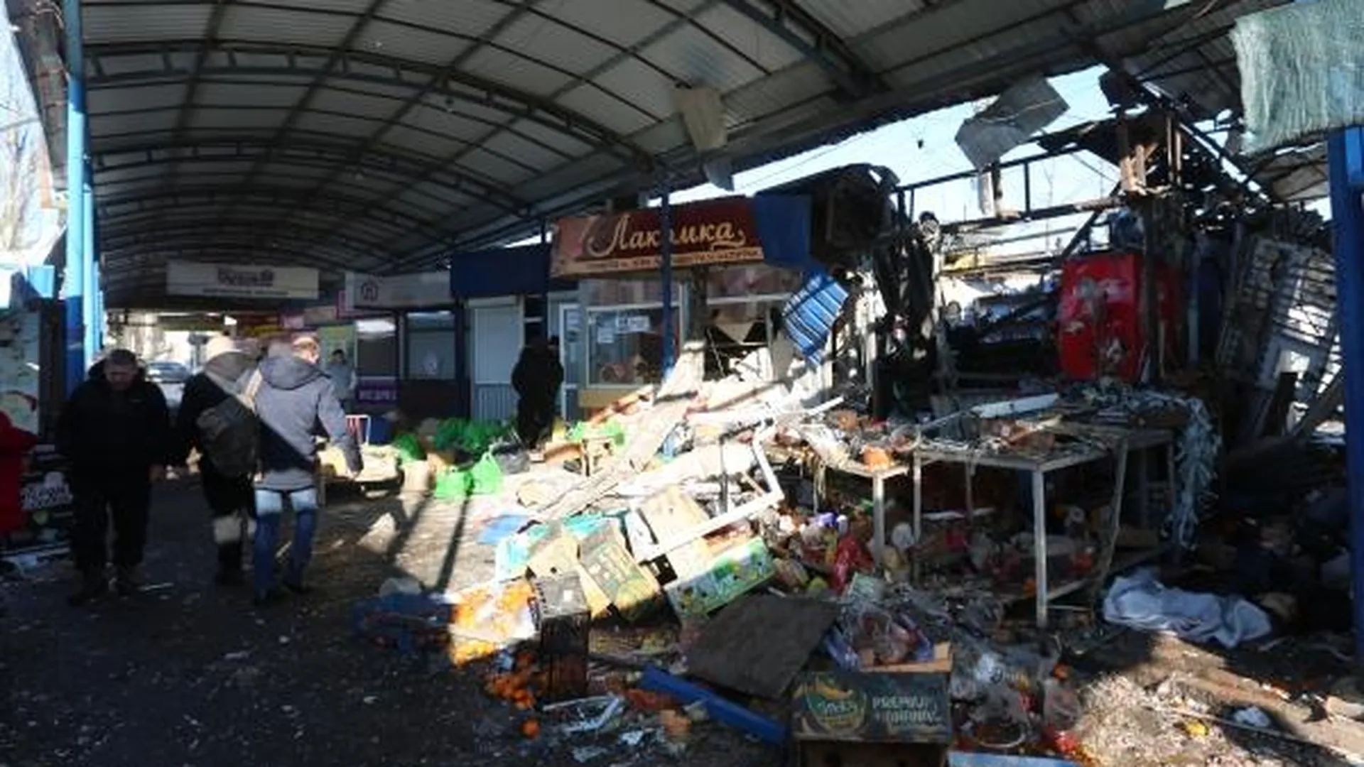 Торговые ряды, разрушенные в результате обстрела ВСУ рынка в Кировском районе Донецка