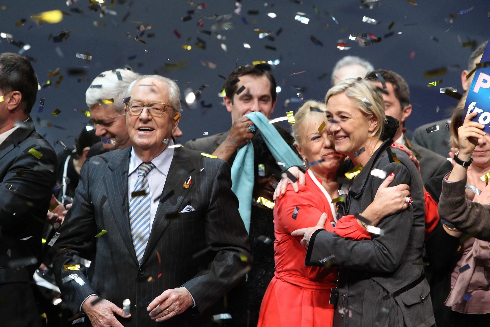 Марин Ле Пен и ее отец во время объявления ее новым лидером «Национального фронта».