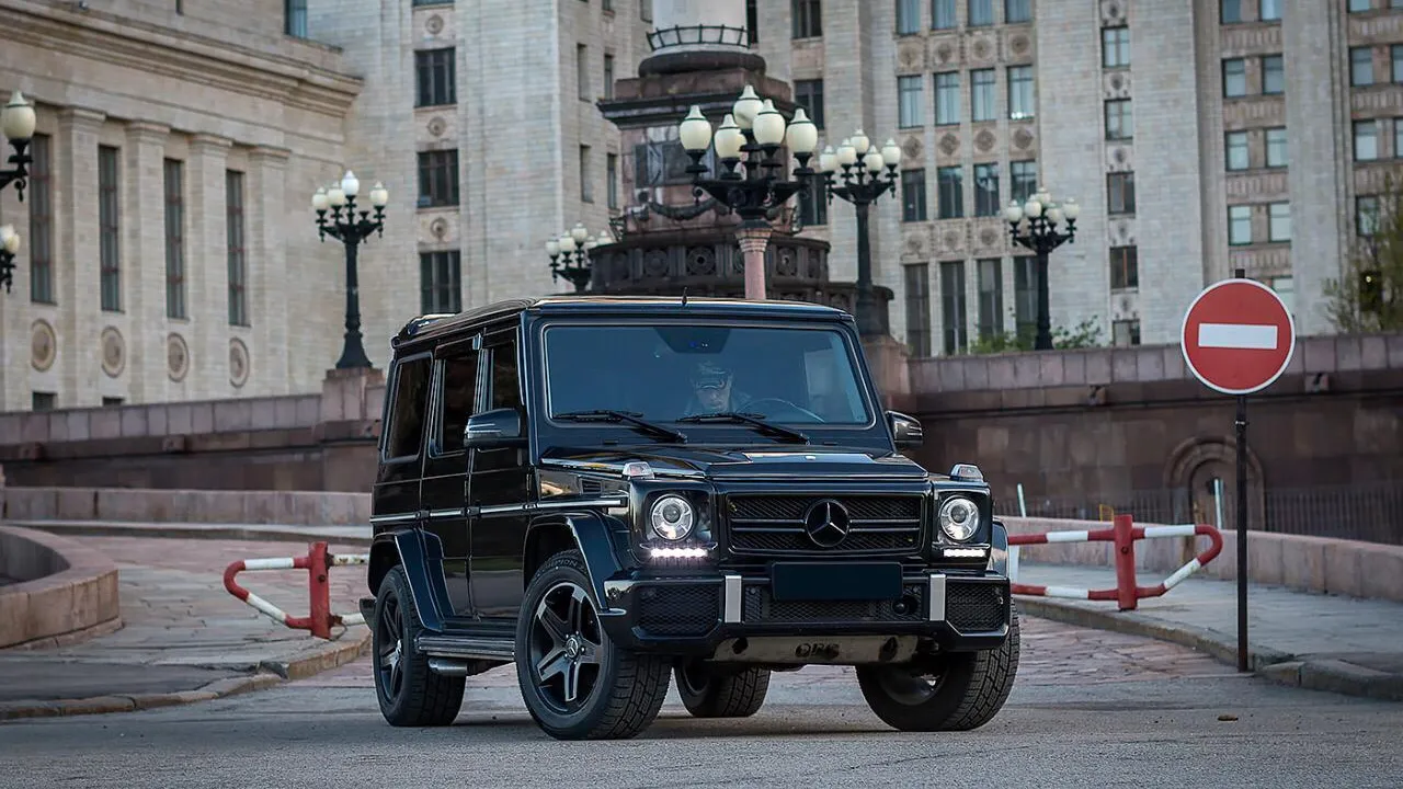 В центре Москвы водитель сбил девушку на самокате и насильно запихнул ее в  свой автомобиль