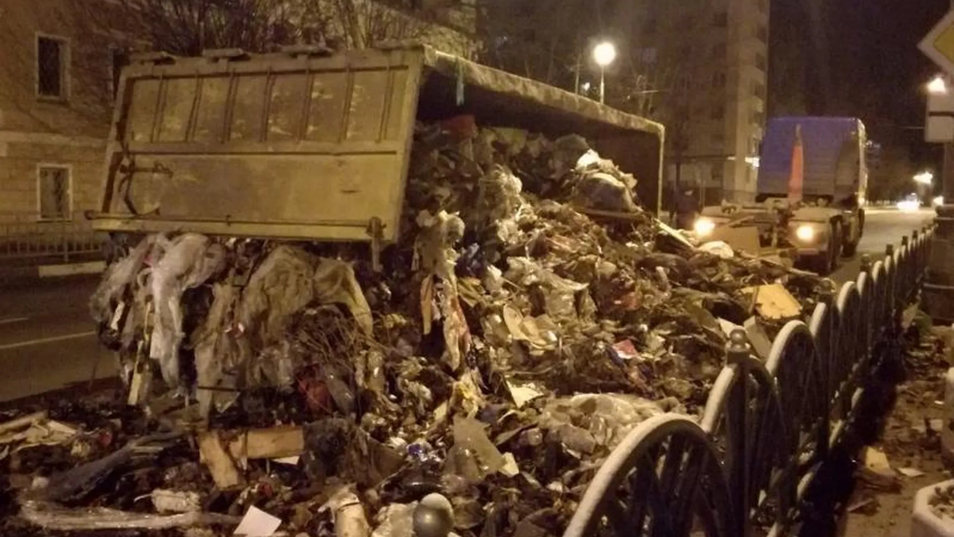 Переполненный мусоровоз перевернулся в центре Клина