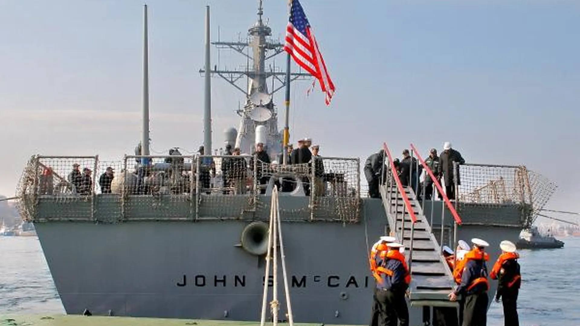 В Малаккском проливе водолазы ищут моряков с эсминца «Джон Маккейн»