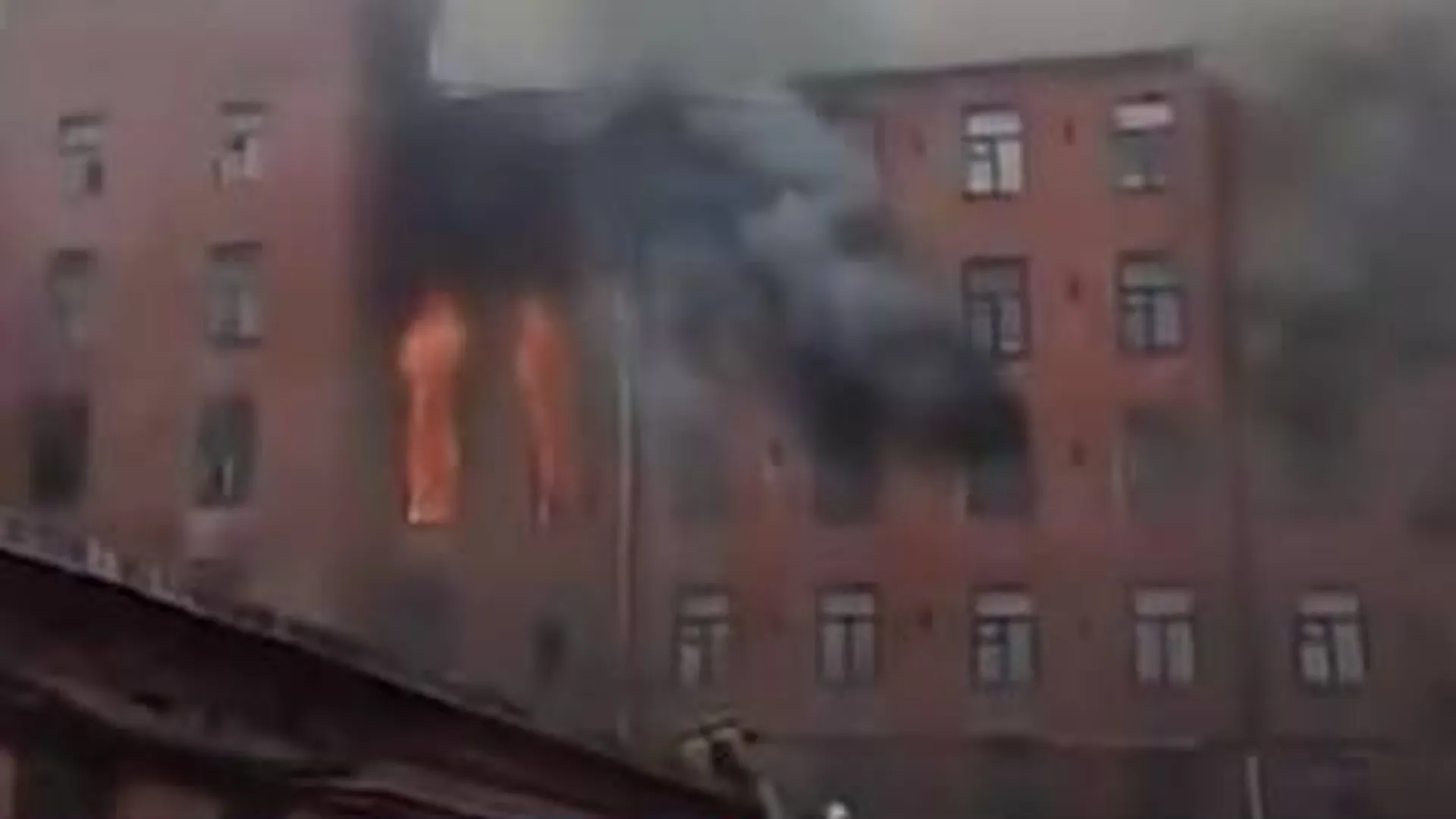 Спасатели из центрального аппарата МЧС выехали для тушения пожара на «Невской мануфактуре»