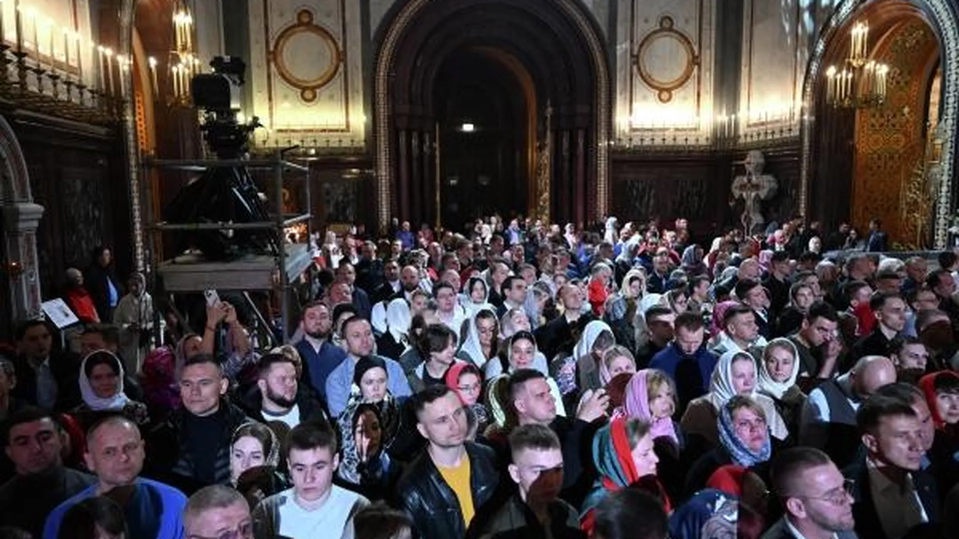 Тысячи людей собрались на богослужение в храме Христа Спасителя в Москве