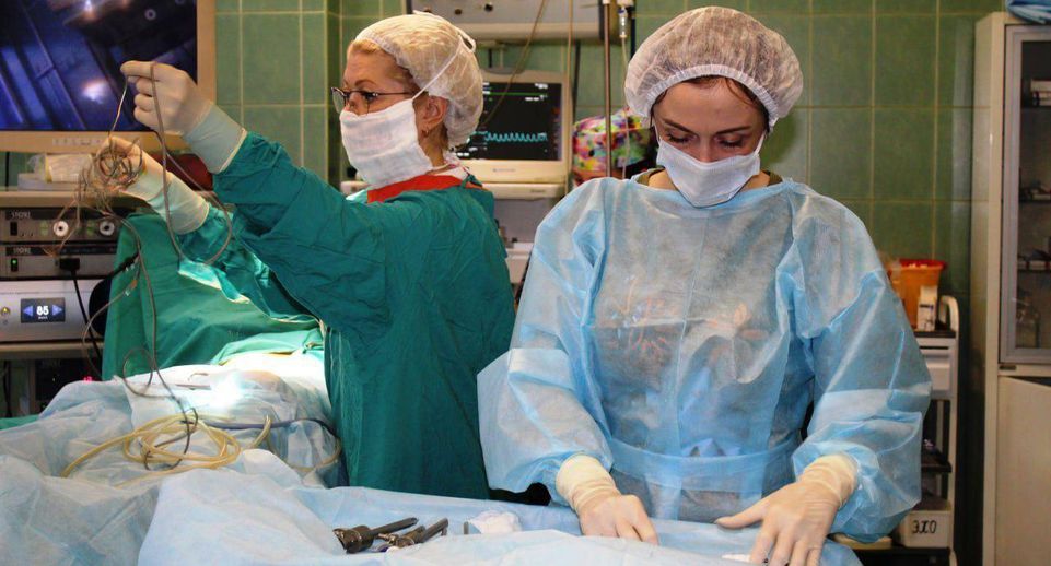 Женщину с сильной кровопотерей после увеличения груди спасли в больнице в Мытищах