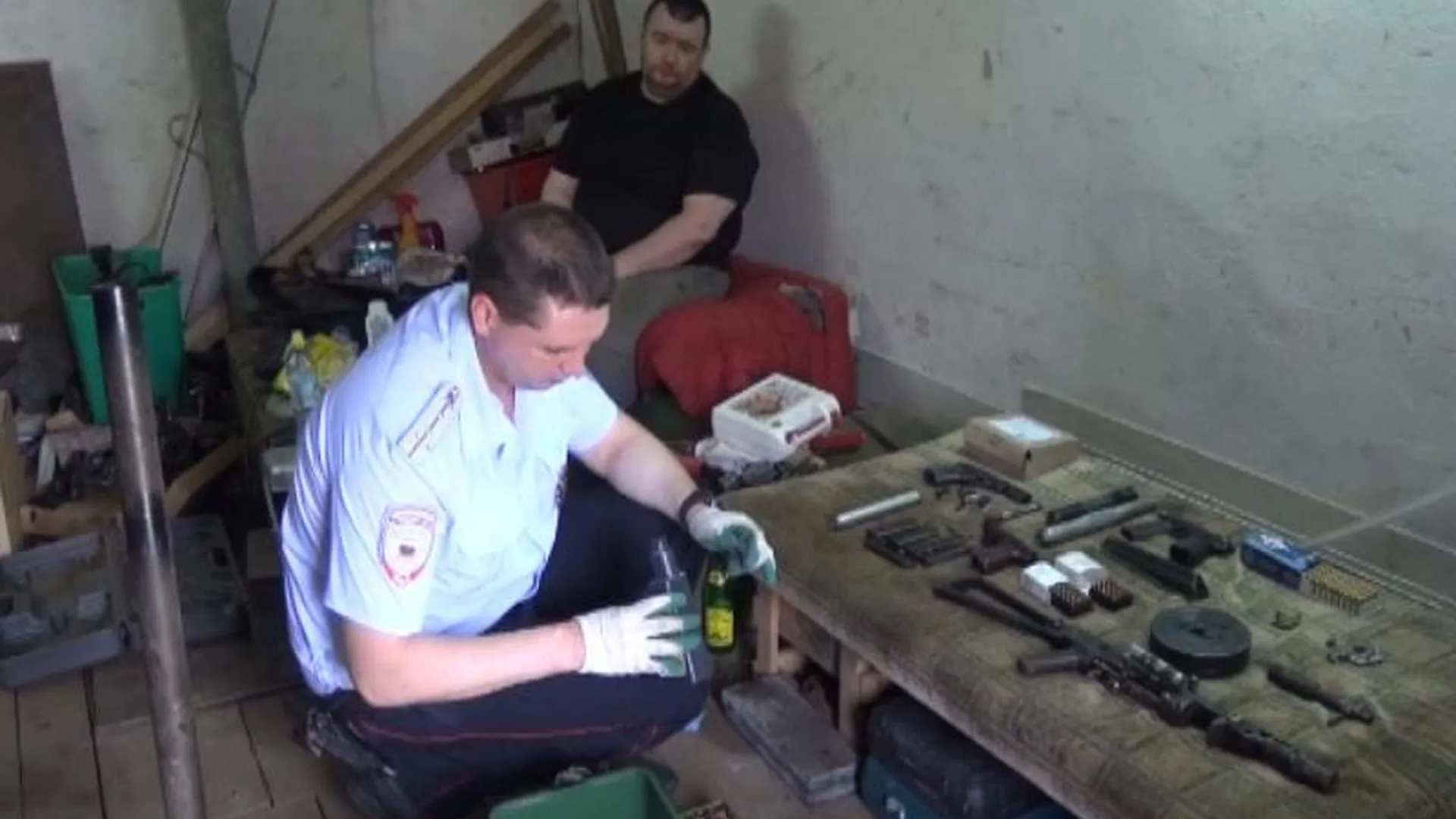 Бывший зэк собрал коллекцию оружия и боеприпасов в гараже Павлово-Посадского района