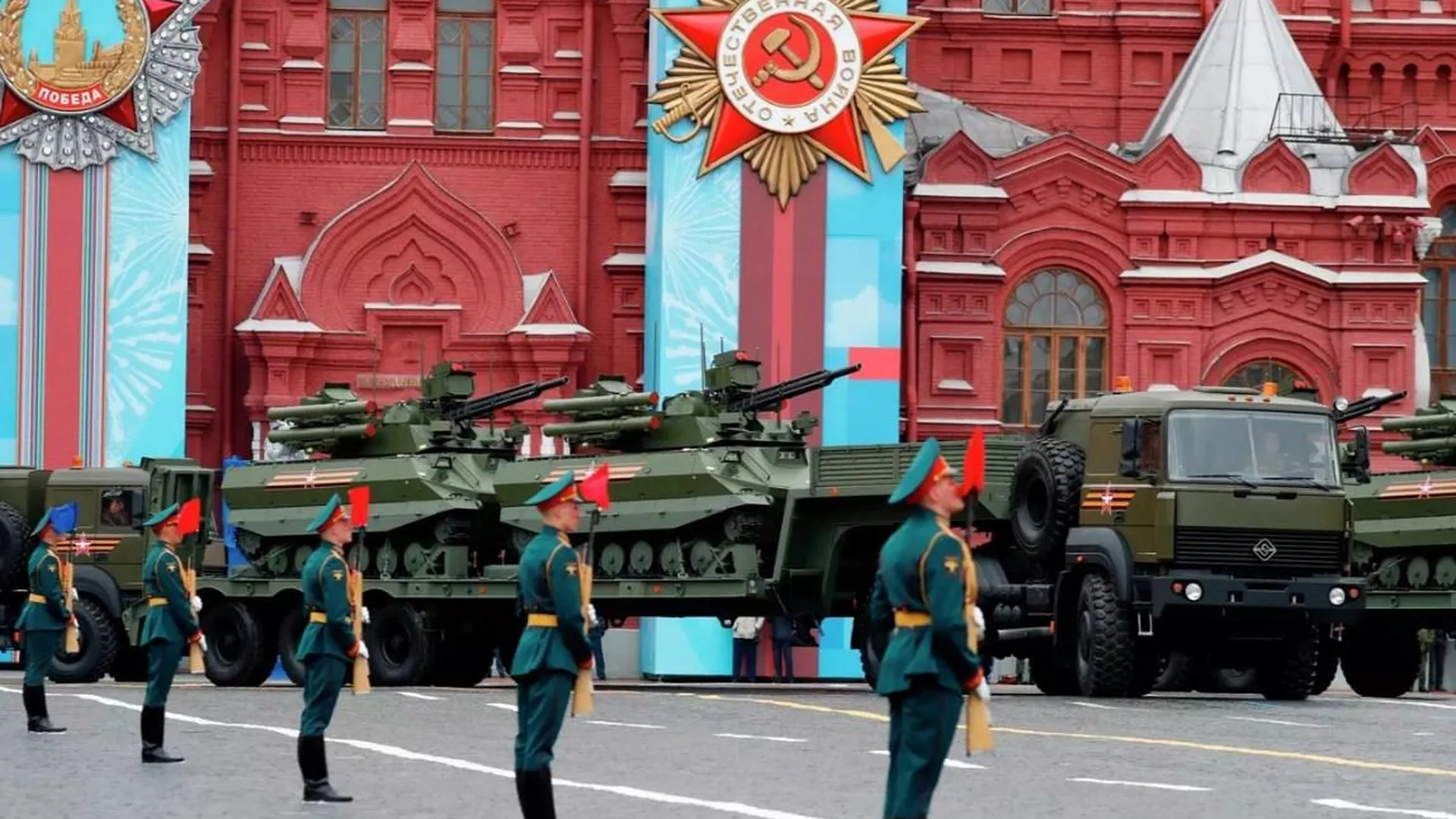 «В эти колеса можно смотреться!». Как подготовили военную технику к параду в Москве