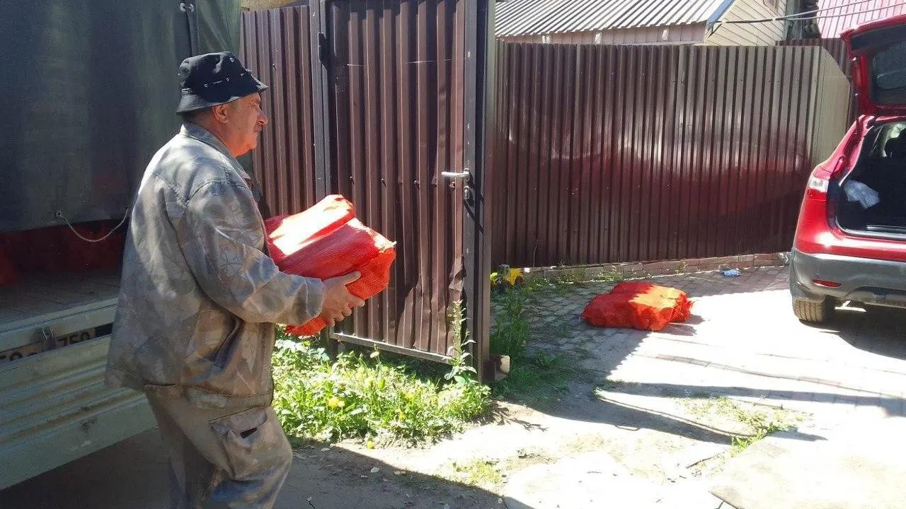 Лесничие в Балашихе помогли запасом дров семье участника СВО