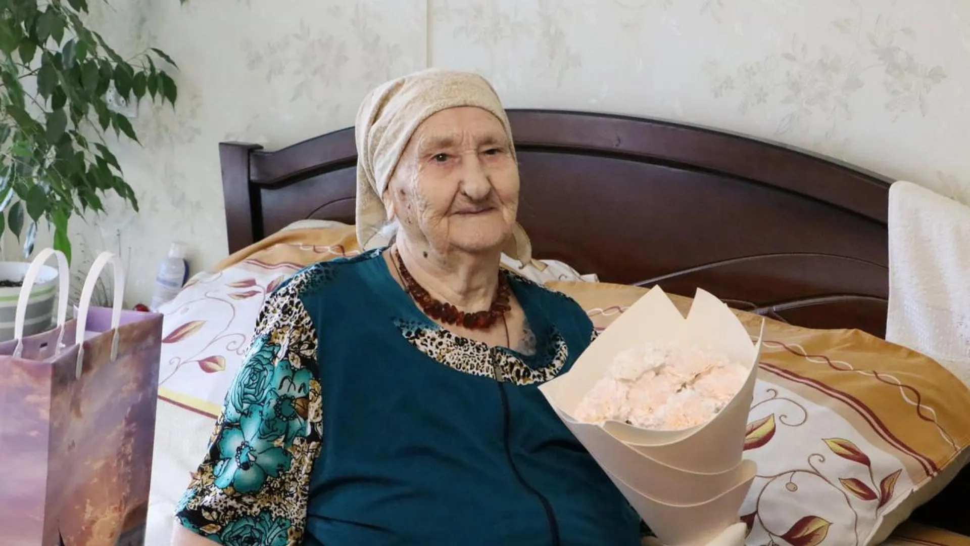 94-летняя мать-героиня из подмосковных Серебряных Прудов помогает бойцам СВО