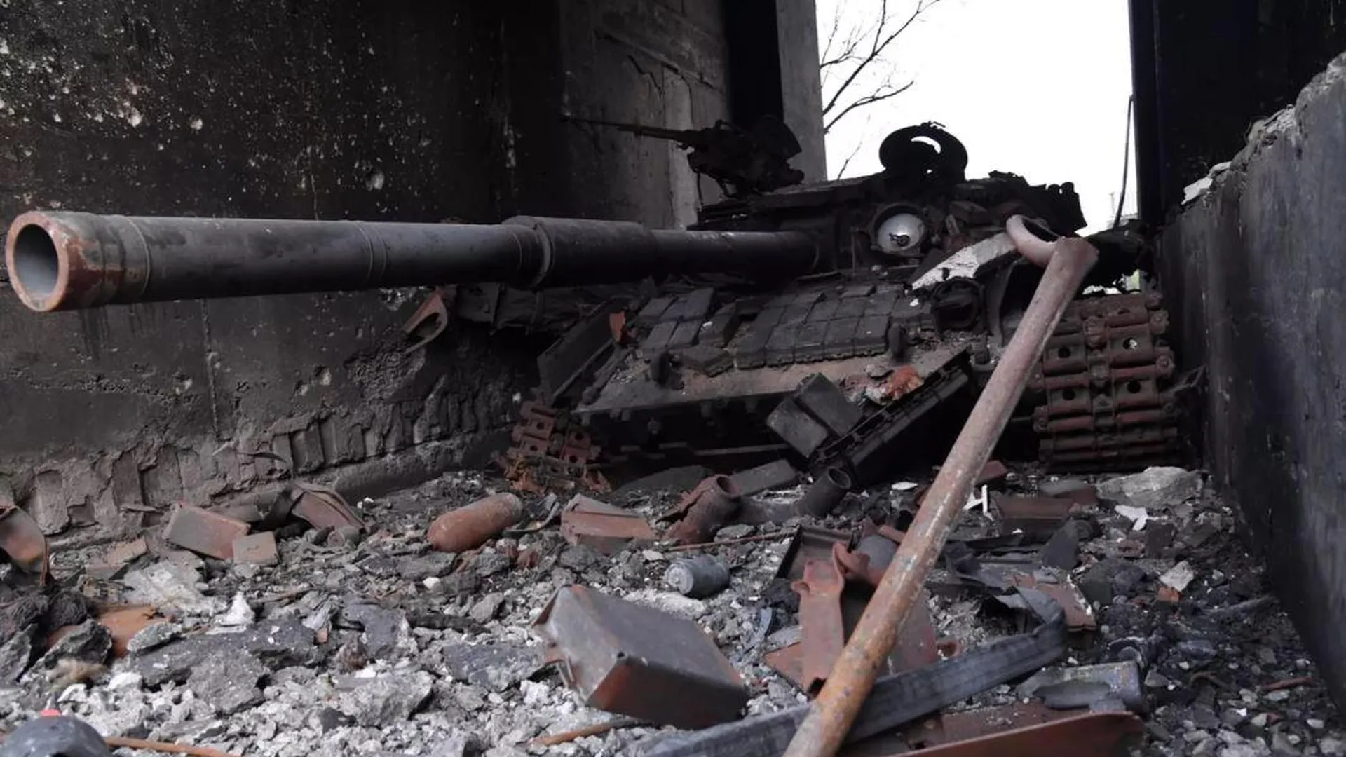 Разбитый танк ВСУ в Лисичанске