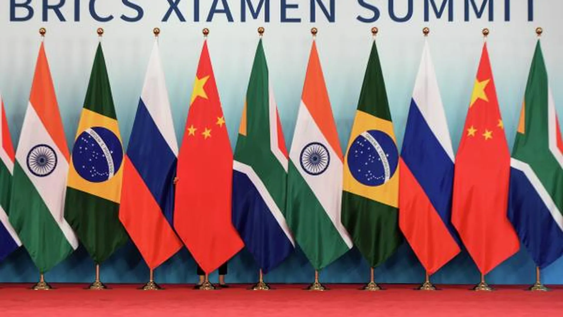 Флаги стран — участниц встречи лидеров БРИКС: Бразилии, России, Индии, Китая и ЮАР.