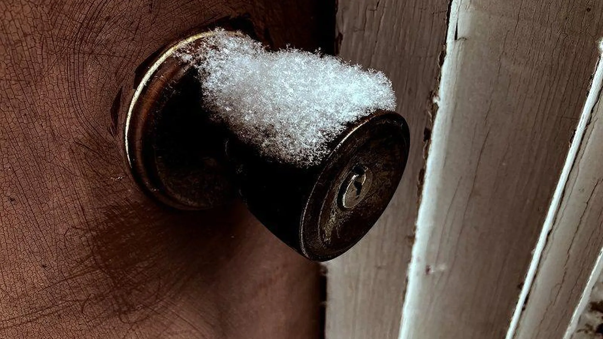 Снегом завалили дверь в квартиру жителя Люберец из-за парковочной войны