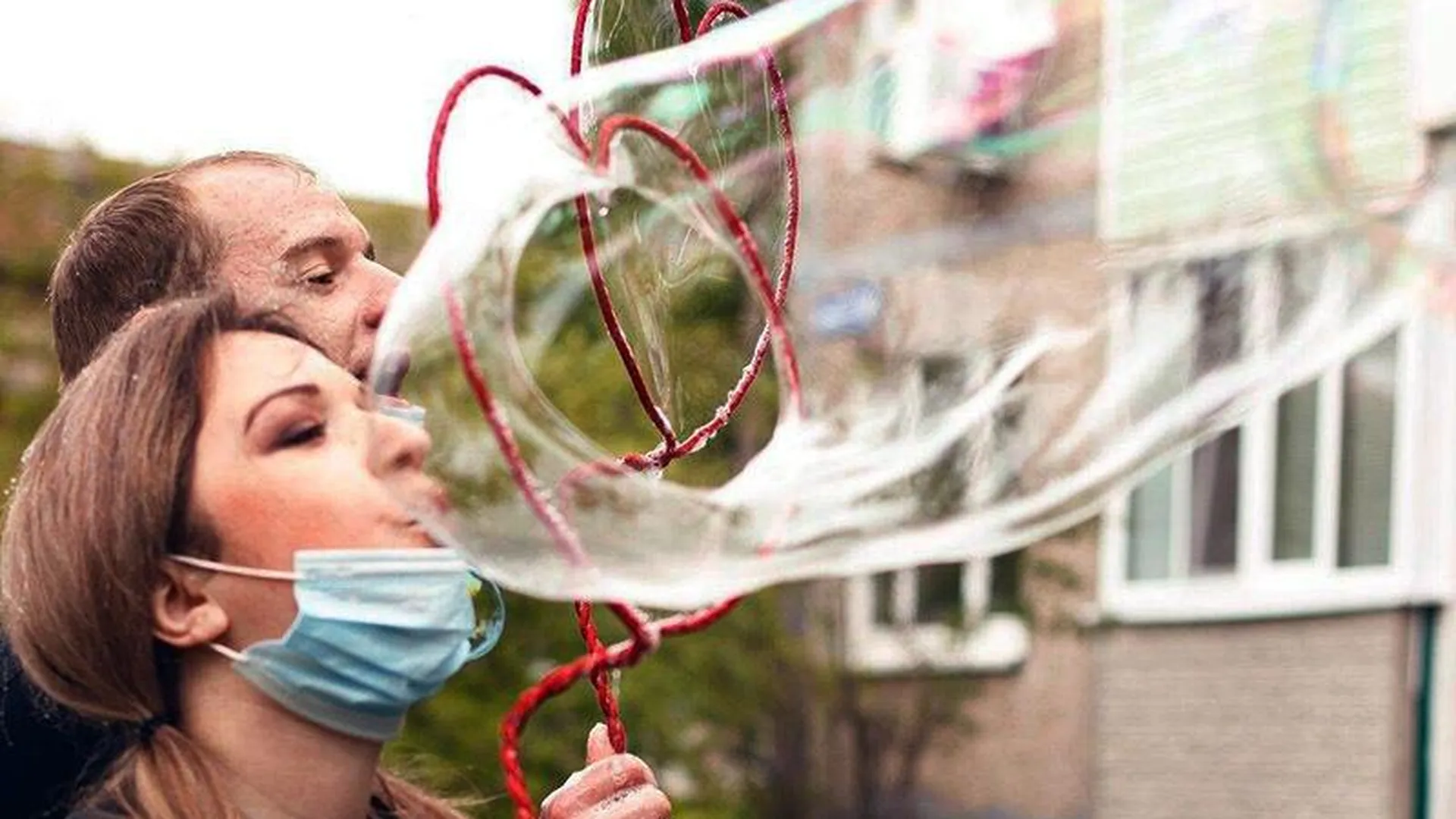 Бесплатные шоу мыльных пузырей во дворах устраивают волонтеры из Воскресенска