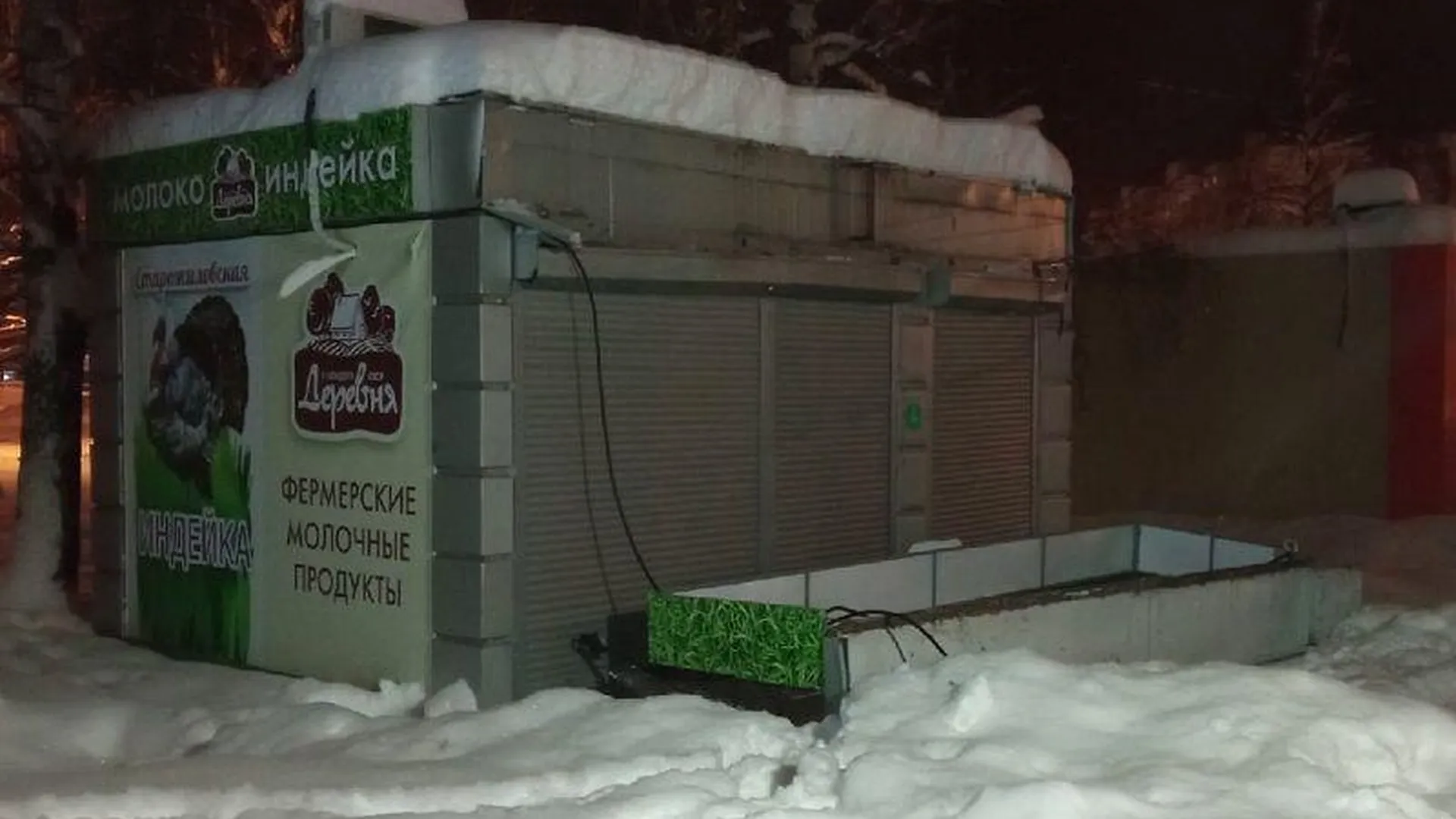 Из-за снега в Коломне обрушился козырек магазина