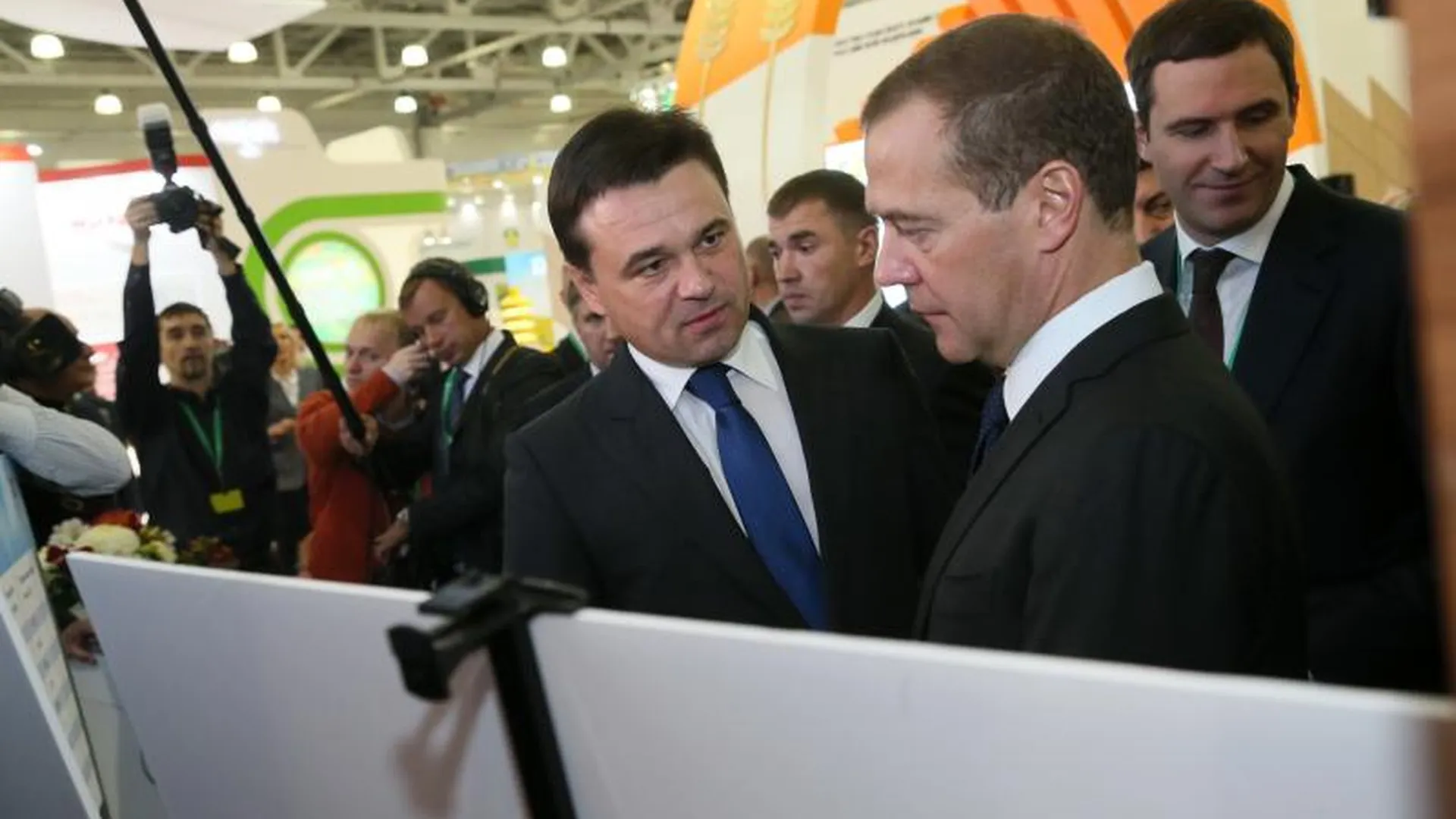 Воробьев показал Медведеву сельхозпродукцию Подмосковья