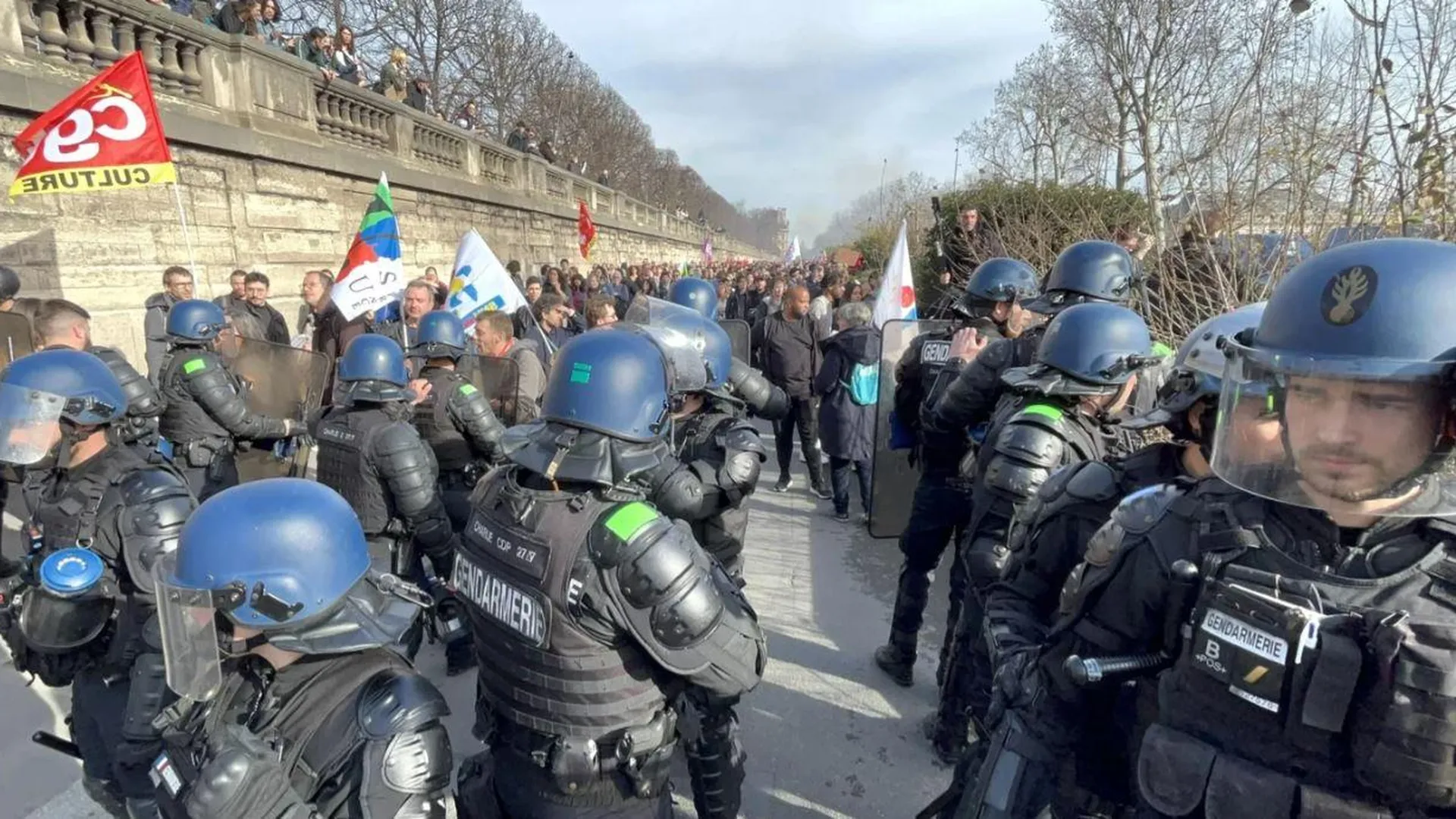 Сотрудники французской полиции на акции протеста