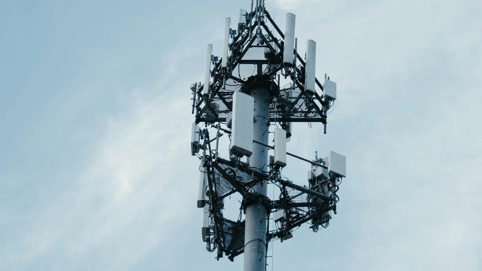 Фейк: сеть 5G влияет не только на людей, но и на работу техники