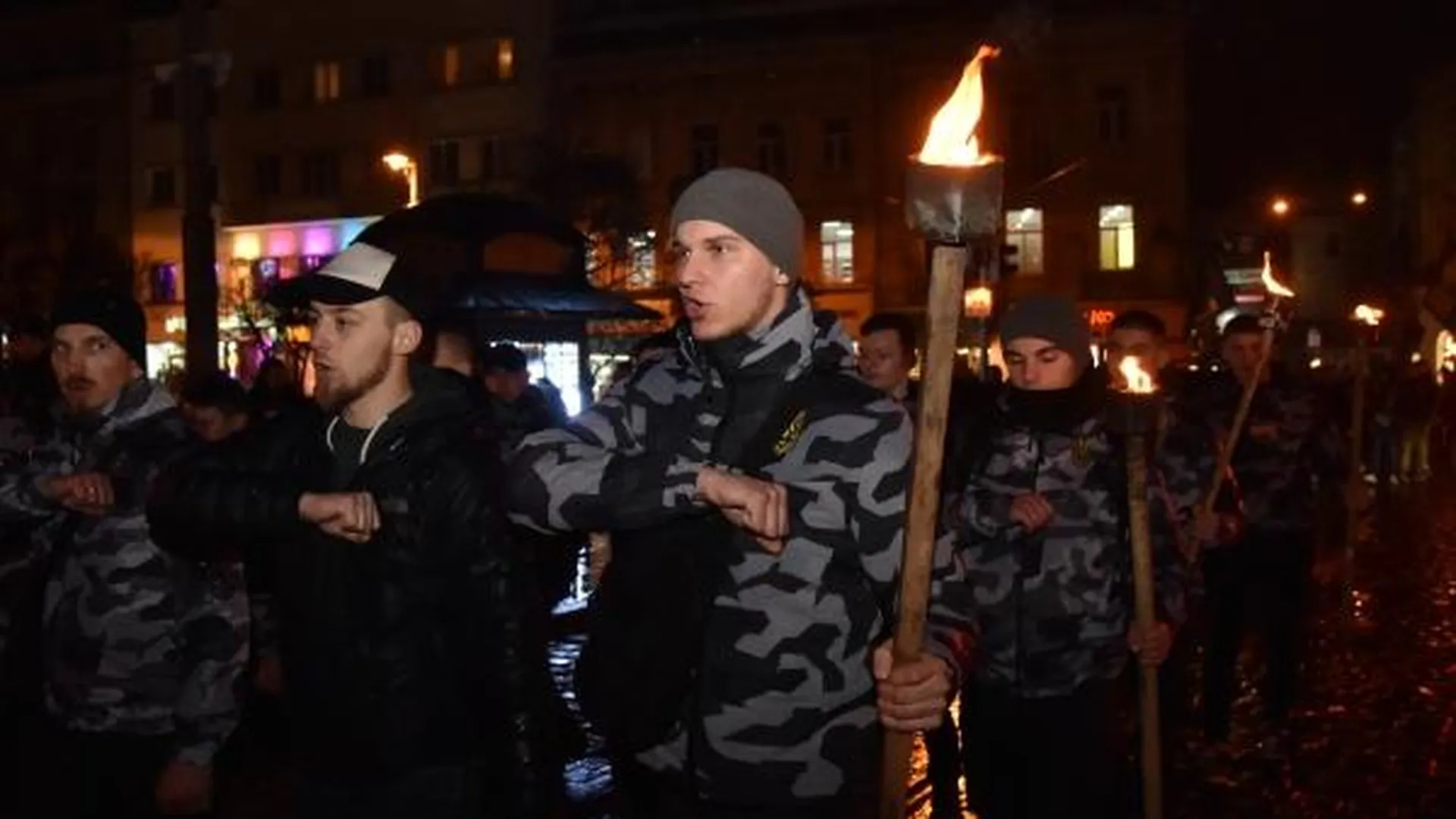 Участники марша националистов «Помни героев» во Львове, март 2020 года