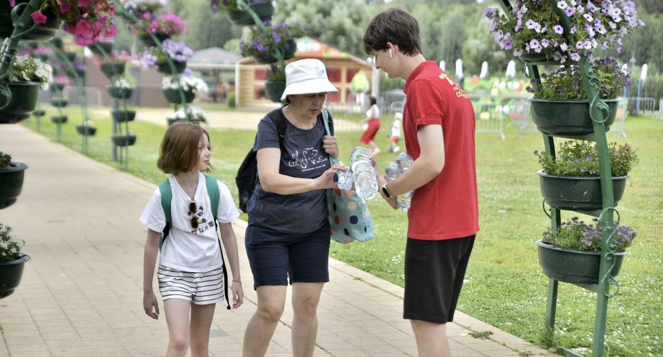 Волонтеры Солнечногорска в жару раздали жителям бесплатную воду