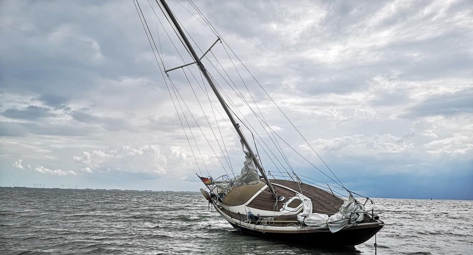 В США нашли владельца брошенной яхты с рваными парусами