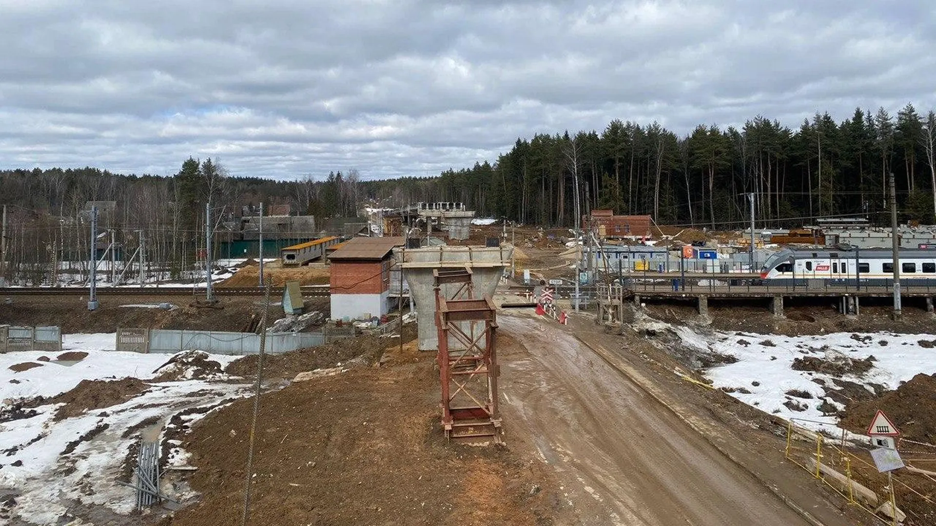 Главгосстройнадзор Подмосковья проверил ход строительства нового путепровода в Красногорске