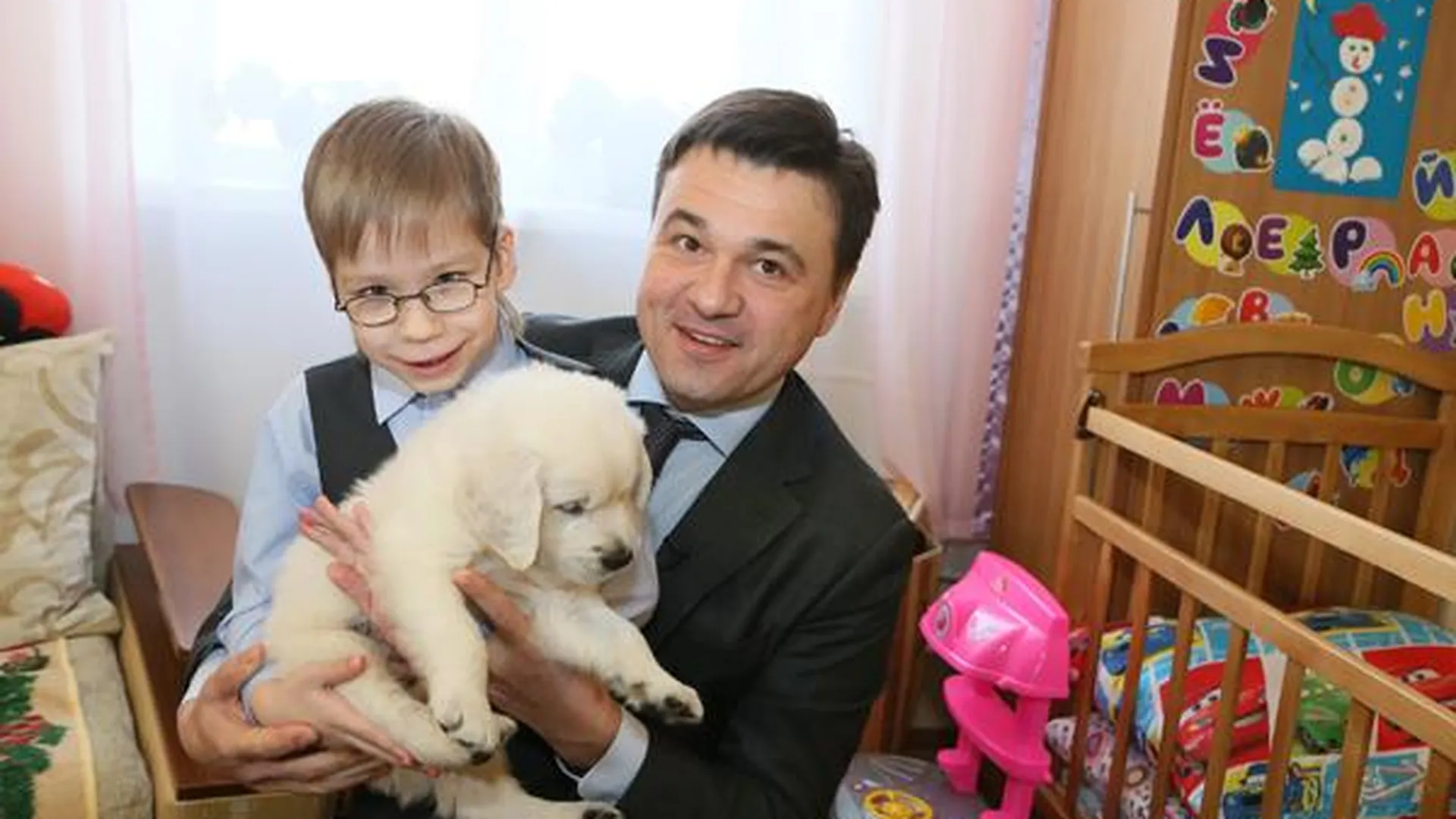 Щенок, подаренный год назад Андреем Воробьевым, исцелил маленького аутиста