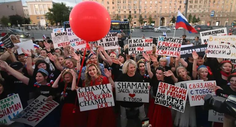 В Москве сотни людей собрались у посольства США в ожидании концерта Shaman