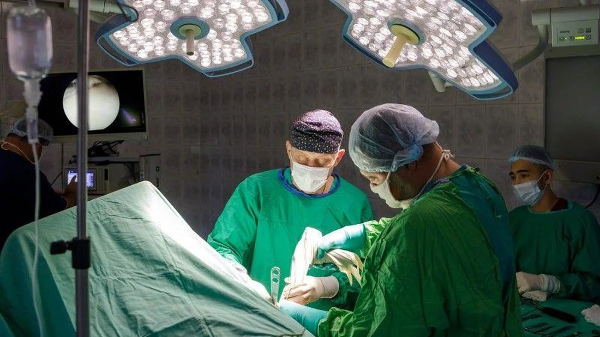 Люберецкие врачи прооперировали 70-летнюю пациентку, 5 лет мучавшуюся с вывихом кисти