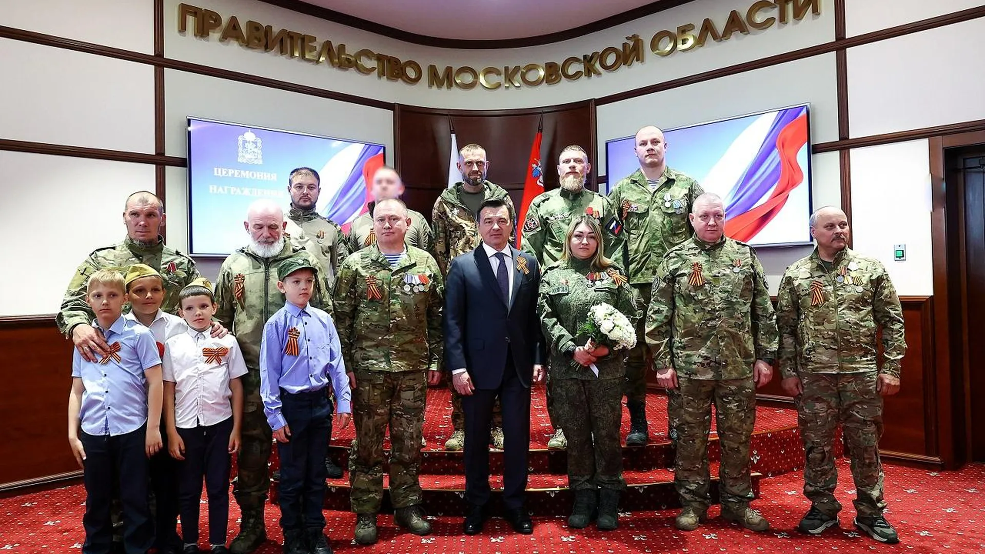 Андрей Воробьев вручил государственные награды добровольцам отряда БАРС