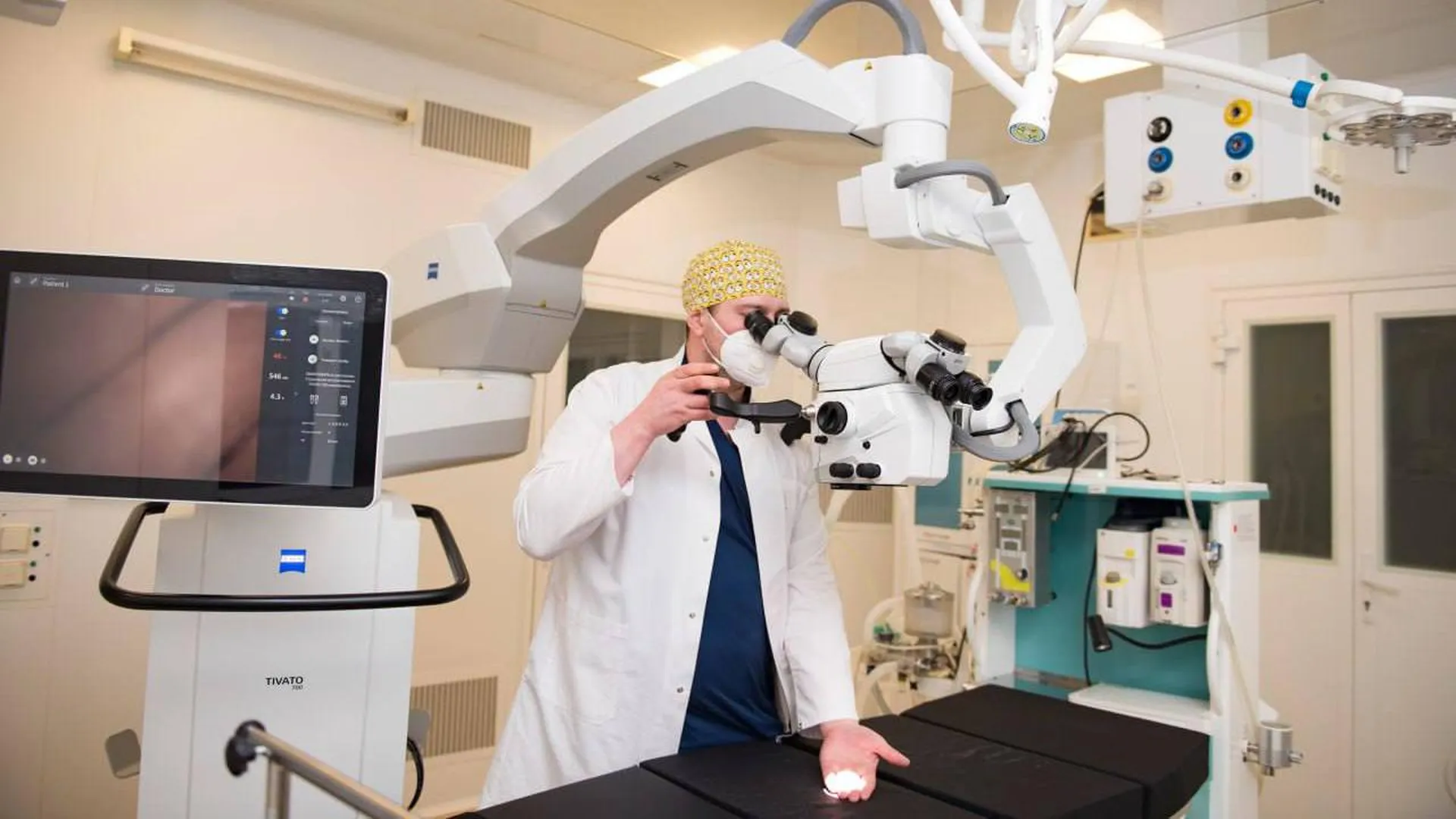 Две подмосковные больницы получили новые микроскопы для сложных нейрохирургических операций