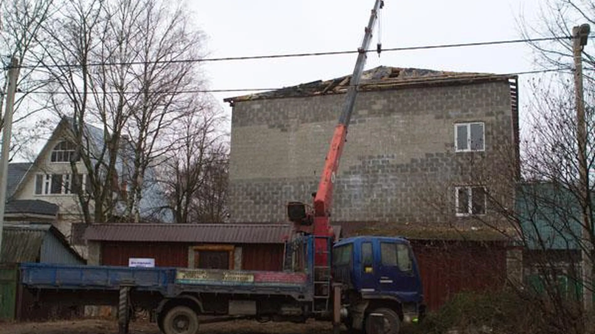 Трехэтажное здание в Зеленоградском демонтируют из-за нарушения закона