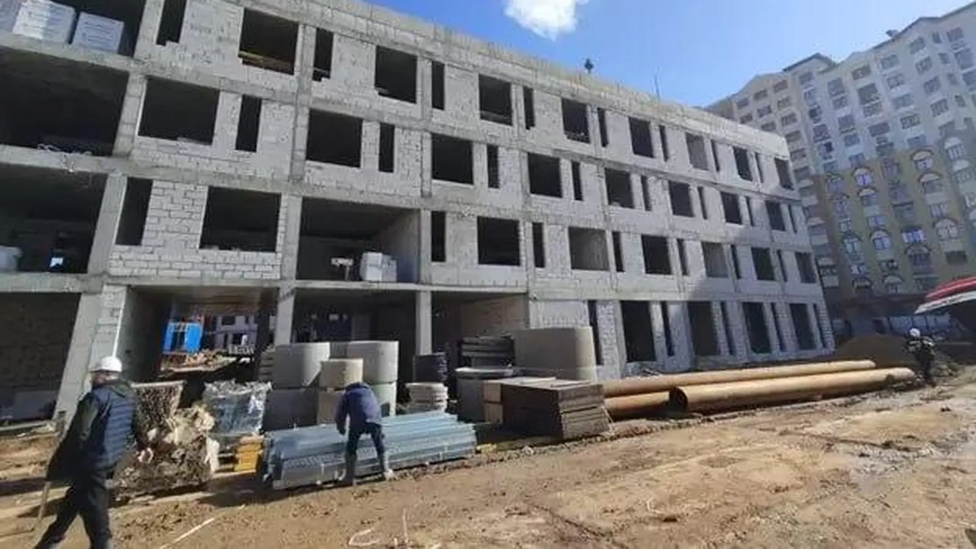 Строительство новой школы продолжается в поселке Развилка Ленинского округа