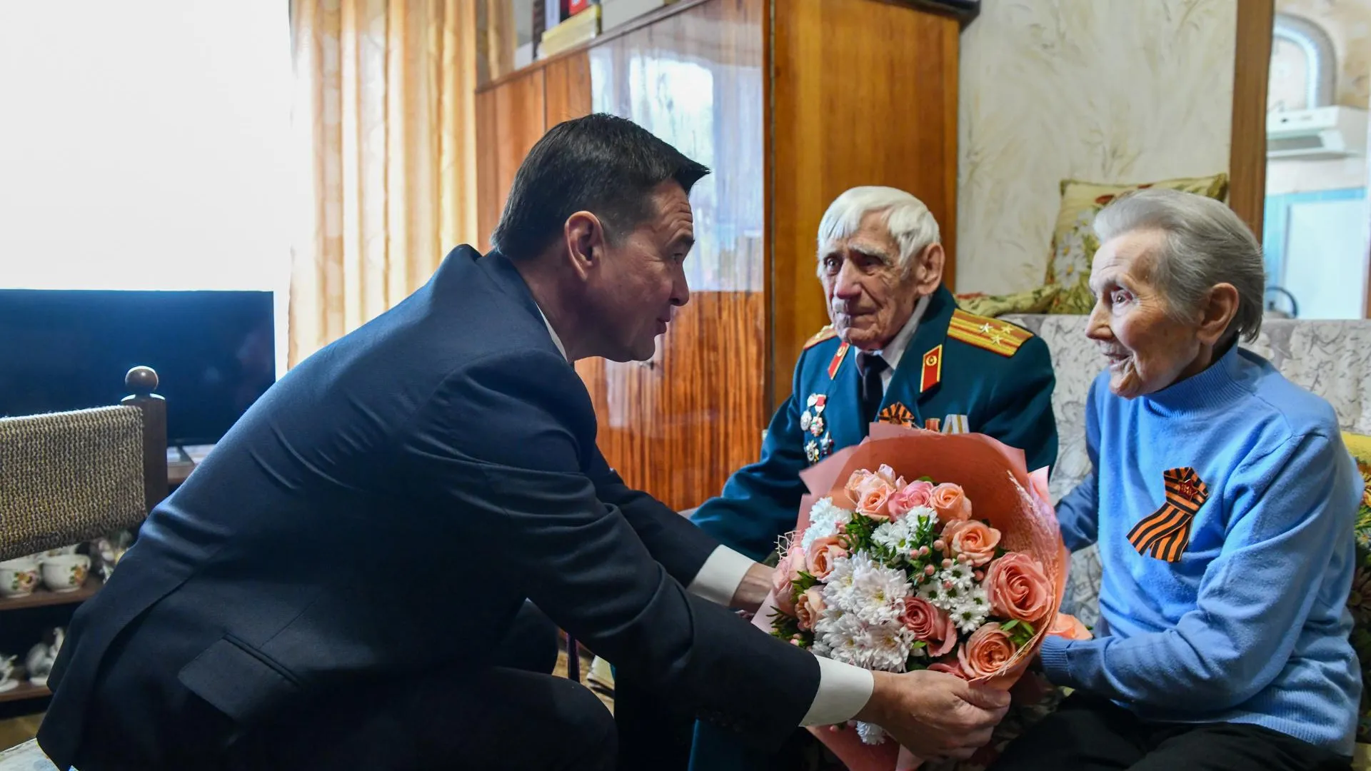 «Берем с вас пример». Воробьев поздравил ветерана Евгения Евдокимова с Днем Победы