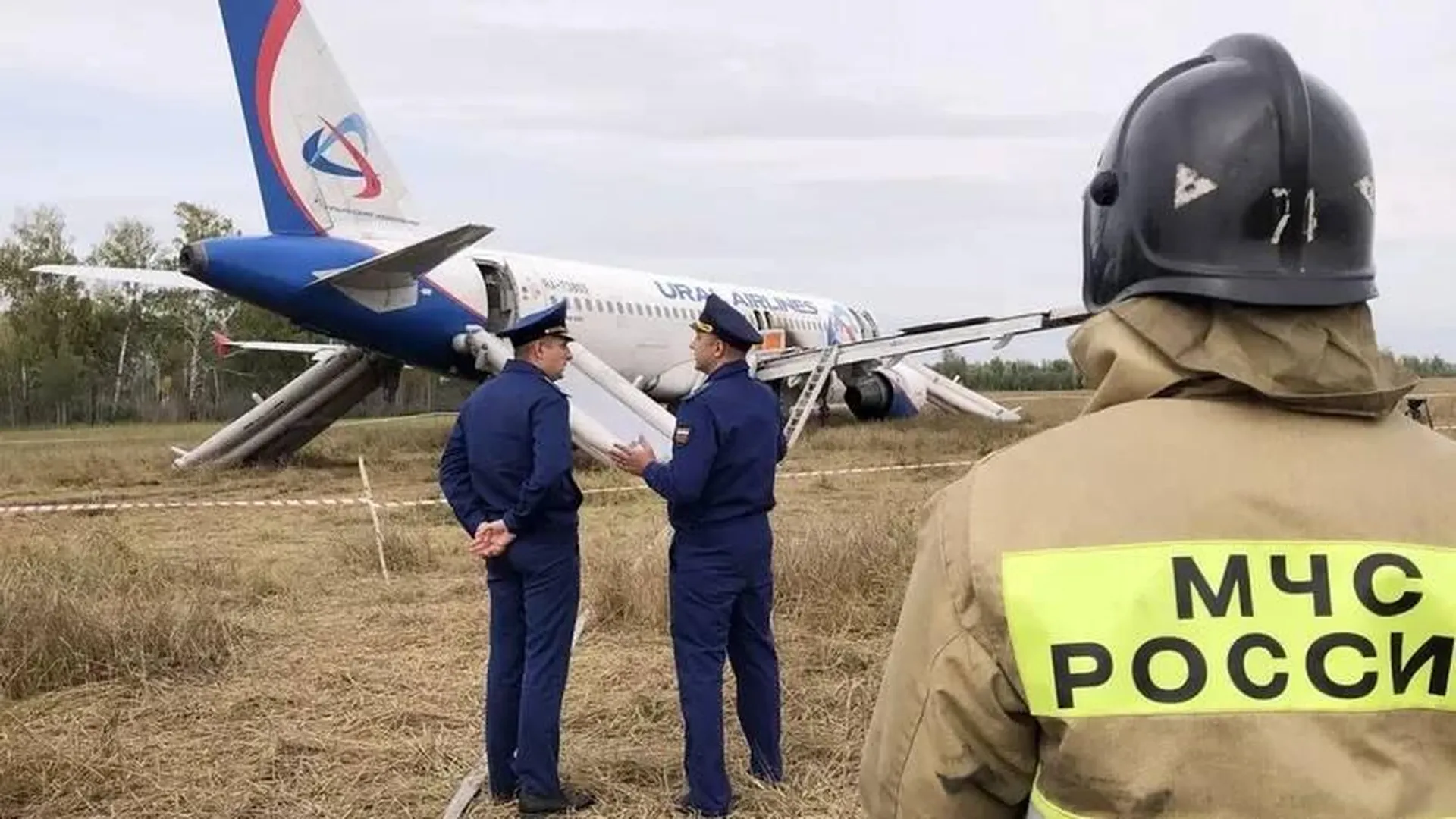 Жена посадившего самолет в новосибирском поле пилота обратилась к Путину
