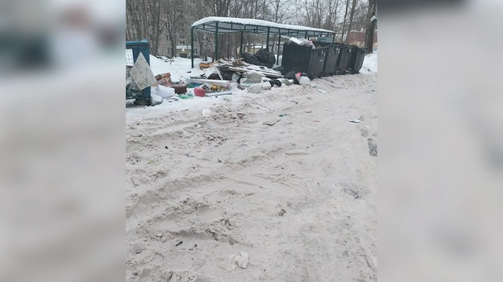 «Чистить будут перед приездом чиновников»: жители Сергиева Посада возмущаются из-за навалов снега