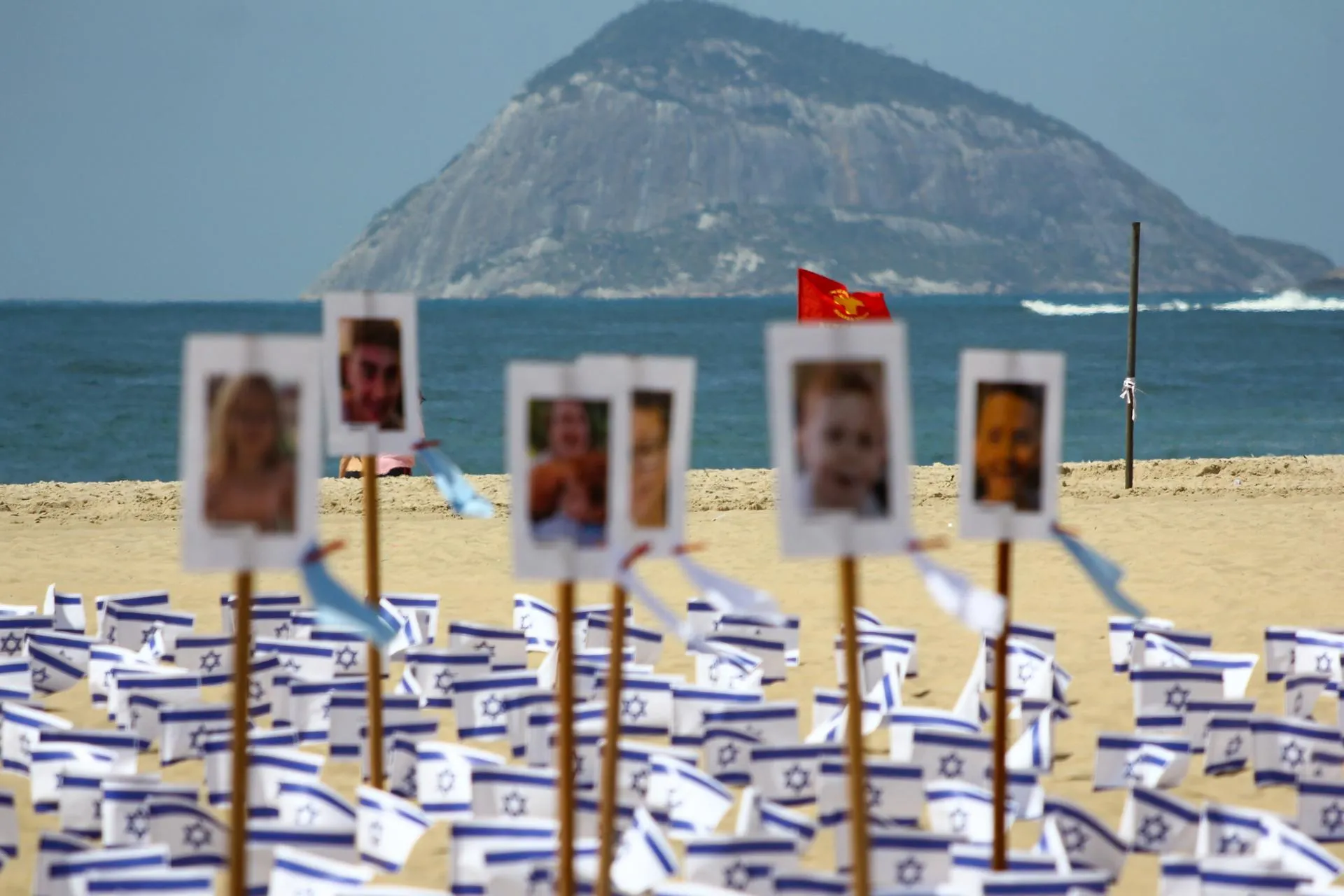 Акция памяти погибших 7 октября. Пляж Копакабана