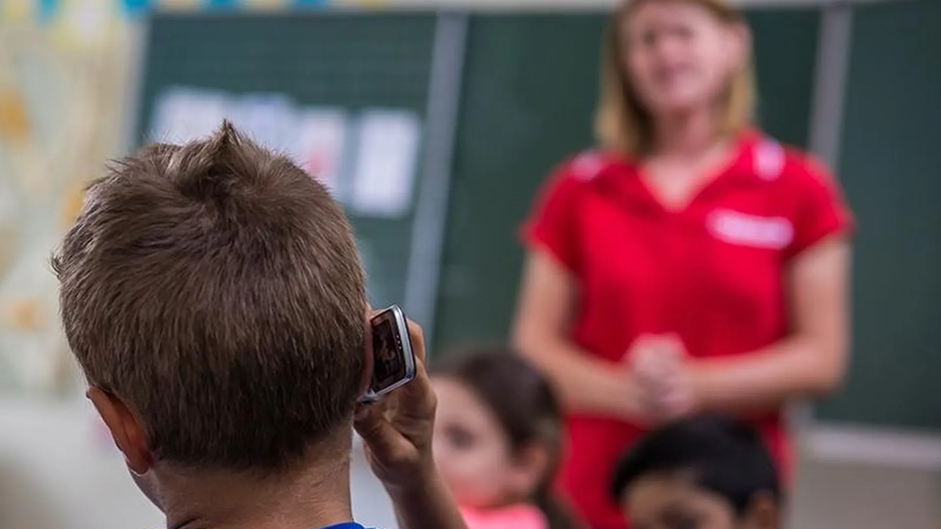 Подмосковным школьникам могут запретить пользоваться телефонами на уроках