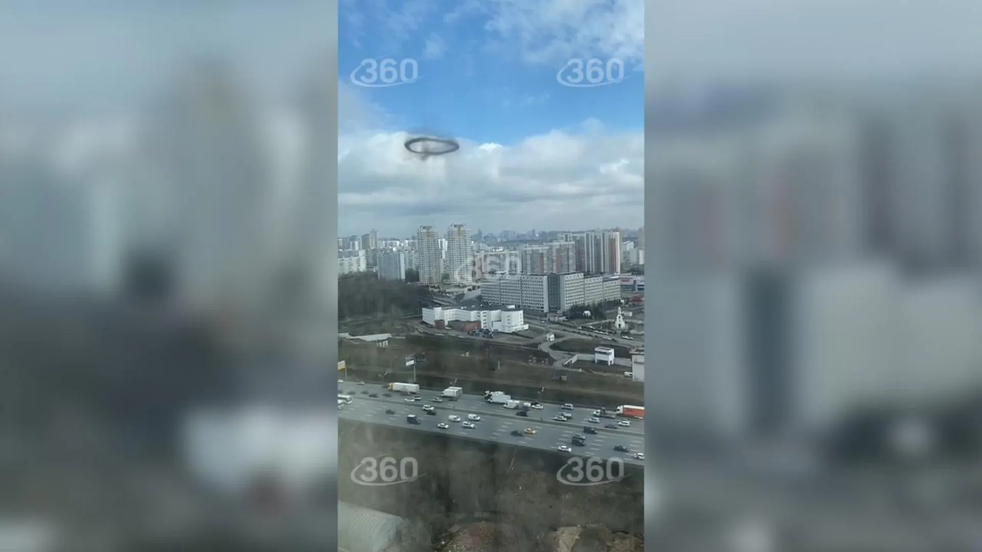 Таинственное черное дымовое кольцо появилось в московском небе