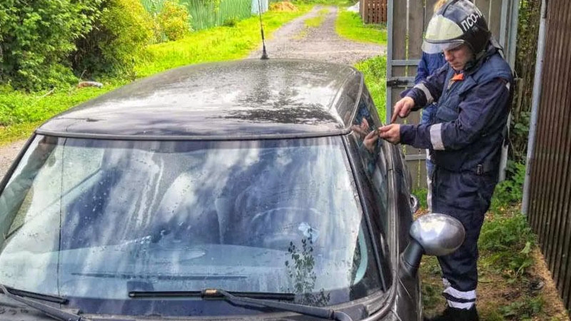 Спасатели рассказали, как освободили малышку из заблокированного авто в Наро-Фоминске 